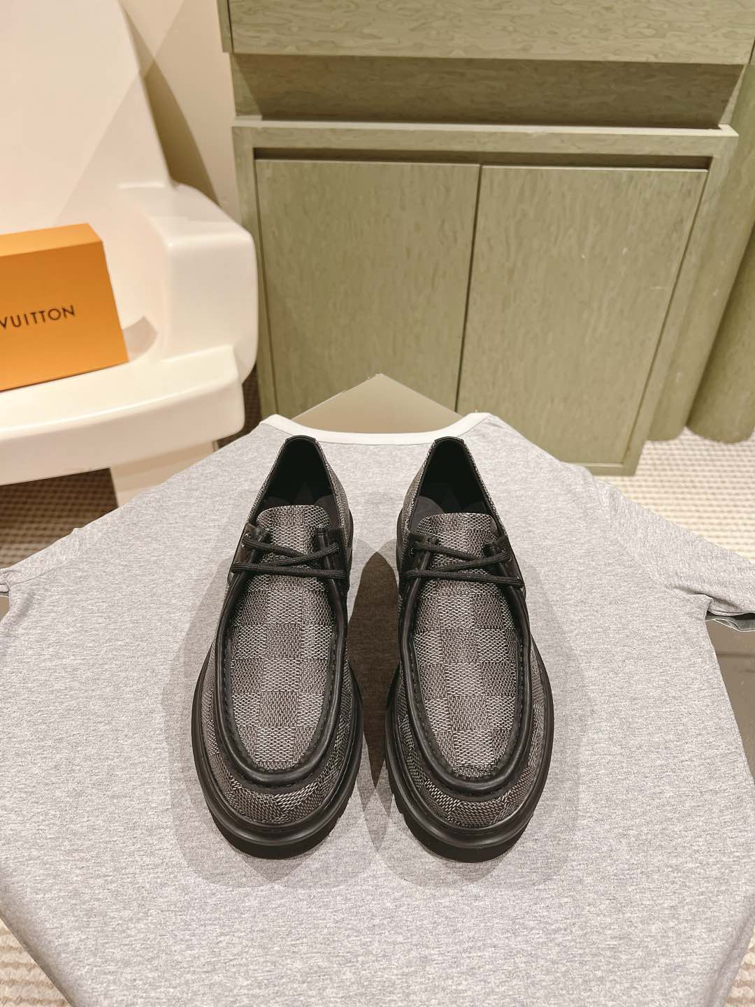 NO:475642,Men's 10 Couple Models | 5 Top Thick-soled Loafers Couple Models!  Louis Vuitton LV counter synchronous series new dad shoes are trendy and show their youthful vitality. The daily outfit is super eye-catching. The classic arch design has always been called a beautiful leg artifact!  Absolutely necessary for people. ★★★★★★ The original upper is uniformly opened with beads and cowhides, and is wear-resistant. The original mold opening TPU is built with shock absorption and wear resistance. It has excellent rebound force and looks slim with huge feet. It is light and comfortable!  Increase height by 5cm Size35-45 Couple model Full set of counter synchronous gift box packaging!  loafers louis vuitton louis vuitton loafers cowhide19860909男10 情侣款  | 5  顶级厚底乐福鞋情侣款！ 路易威登 LV 专柜同步系列新款老爹鞋 潮气逼人 尽显青春活力,日常穿搭超级抢眼,经典的拱形设计,一向被称之为美腿神器！绝对的人手必备 ★★★★★ 鞋面原版一致开边珠牛皮电绣,耐穿耐磨 大底原版开模TPU,减震耐磨,回弹力超好,上脚巨显瘦.轻盈舒适！增高5cm Size35-45 情侣款 全套专柜同步礼盒包装！,乐福鞋,louis vuitton,louis vuitton,loafers,cowhide,Women's Shoes