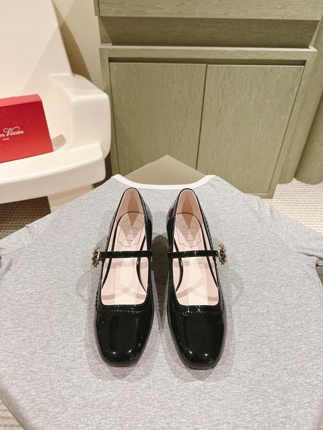 NO:475662,No pressure in and out of the counter' | 5 New counter hot diamond patent leather Mary Zhen single shoe series luxury new upper custom iron diamond craft patent leather Inner specific soft sheepskin footbed Outsole Original mold custom Italian leather outsole, low heel 3.5cm Shoe size: 35-3934 40 41 customized! The original counter full set of luxury packaging, Mary Zhen, mary jane, sheepskin, Leather soles19860909进出专柜无压力' | 5  专柜新款烫钻漆皮玛丽珍单鞋系列奢华上新 鞋面原版定制烫钻工艺牛漆皮  内里特定柔软羊皮里垫脚 大底原版开模定制意大利真皮大底, 低跟 3.5cm 鞋码:35-3934 40 41定做！ 原版专柜全套豪华包装,玛丽珍,mary jane,sheepskin,Leather soles,Women's Shoes