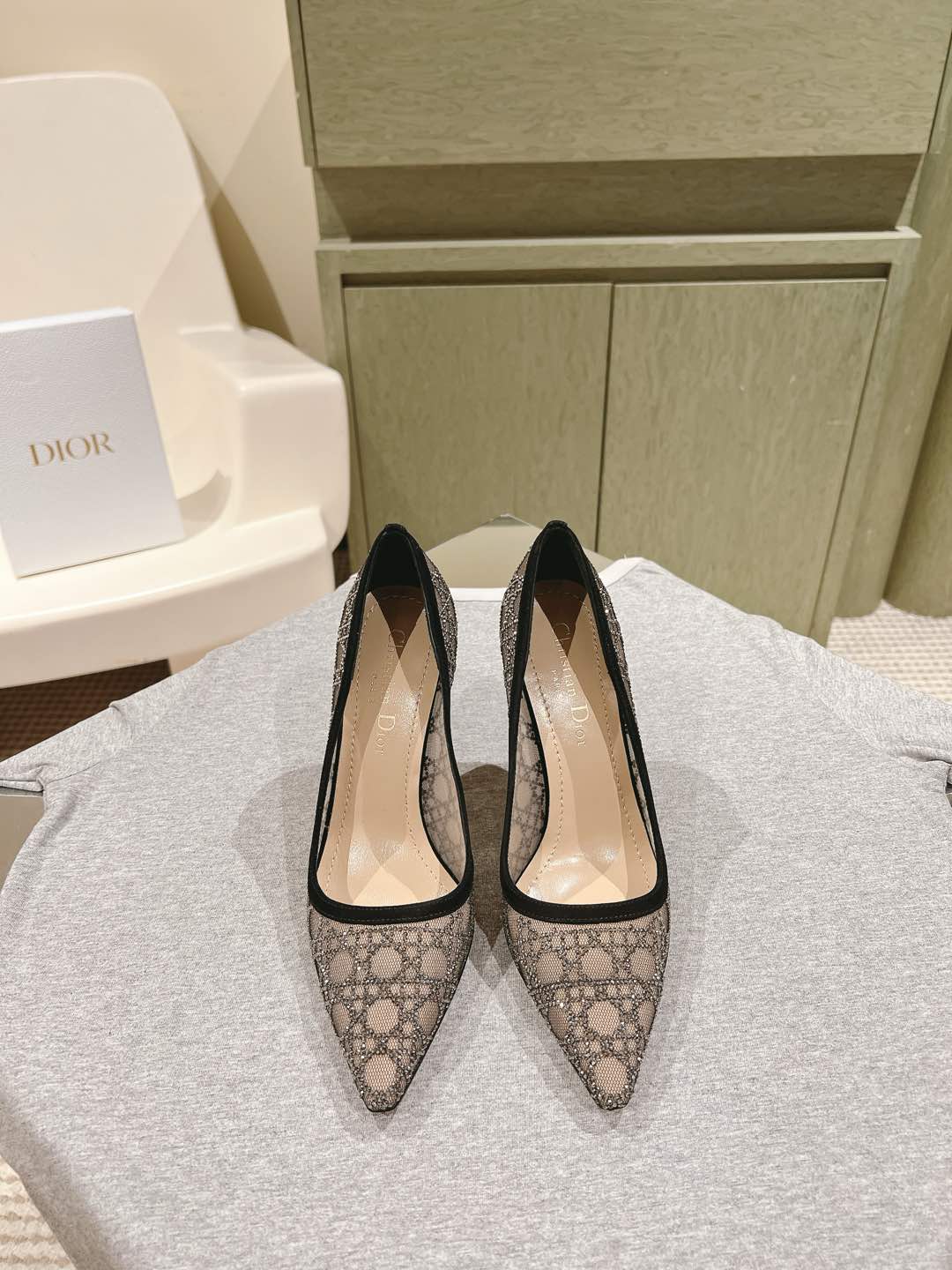 NO:471196,| 5 ' ' | Fairy versatile ironing craft cat heel heel shoes in the early spring new product, the counter new four-season single shoe series top-notch new, office workers’ first choice!  Must buy the annual meeting ★★★★★★ Original custom material of upper, special fabric with hot diamond, breathable and soft inside, full sheepskin inner, original molded leather sole, shoe size: 35-42 4041 42 Customized, heel height 4.5cm/10cm, original counter full gift box packaging, slippers, sandals, slippers, sheepskin, Leather soles19860909| 5   ' ' | 仙女百搭烫钻工艺猫跟跟鞋早春新品 专柜新款四季单鞋系列顶级上新 上班族首选！年会必须入手 ★★★★★ 鞋面原版定制材质烫钻特殊面料 内里透气柔软全羊皮内里 大底原版开模真皮大底 鞋码:35-42 4041 42定制 跟高4.5cm/10cm 原版专柜全套礼盒包装,拖鞋凉鞋,sandals,slippers,sheepskin,Leather soles,Women's Shoes