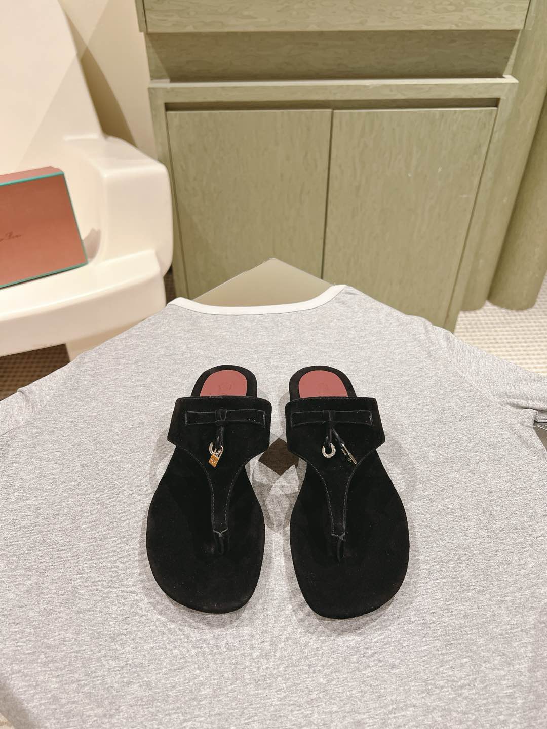 NO:616630,Loro Piana new release | 5 original sheepskin noodles, sheepskin lining, genuine leather outsole. Encounter a passion for craftsmanship, a one-to-one high-definition replica of the original!  Early spring series code number 35-42 40 41 42 customized, full set of counter synchronized gift box packaging!  ,split toe shoes,loro piana,sheepskin,sheep,Leather soles19860909Loro Piana 新款发布 | 5 原版羊京面,内里羊皮,真皮大底.邂逅一场工艺热情,原版一比一高定复刻！早春系列 码数35-42 40 41 42定制  全套专柜同步礼盒包装！,分趾鞋,loro piana,sheepskin,sheep,Leather soles,Women's Shoes