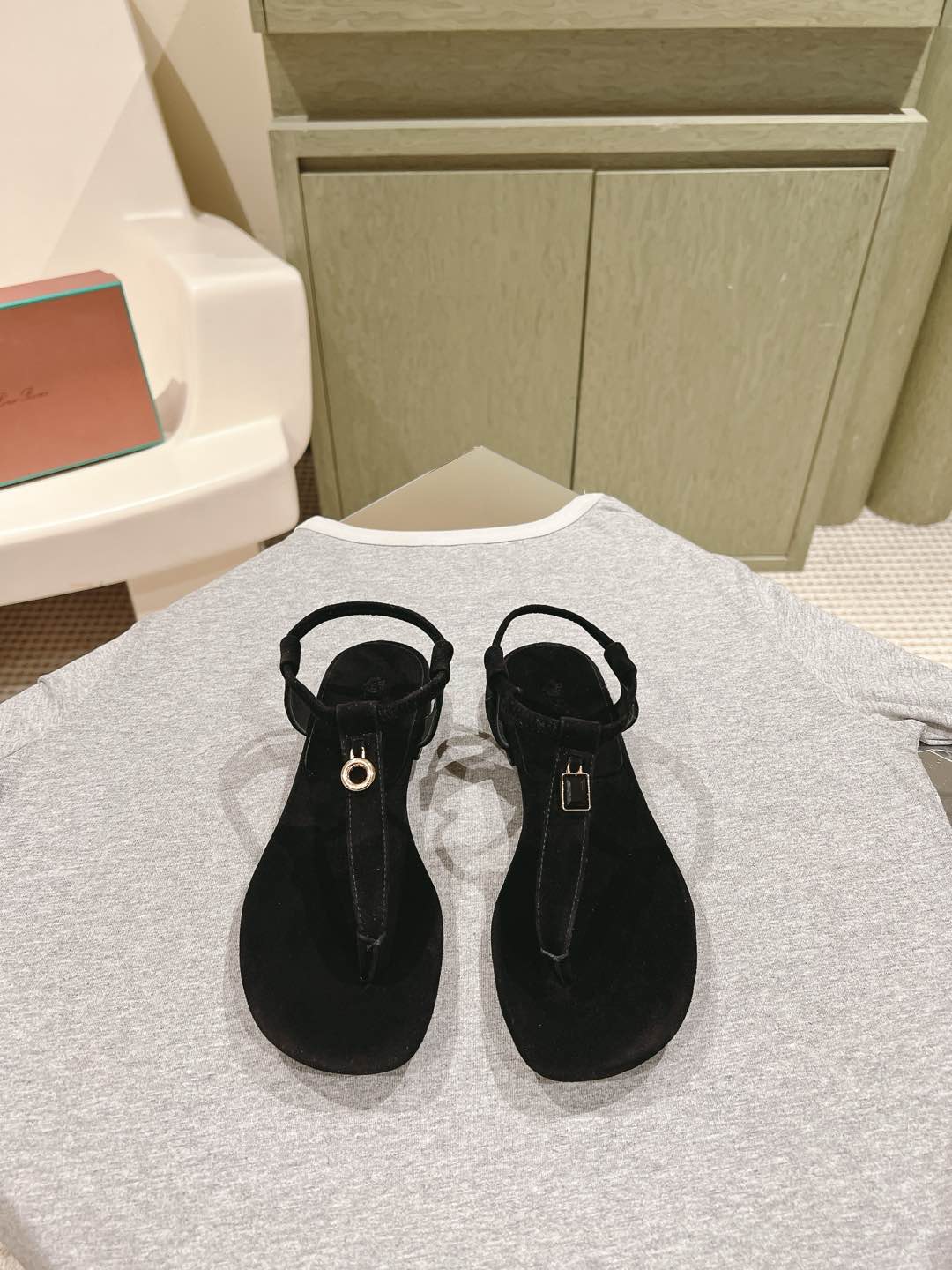 NO:475680,Loro Piana new release | 5 original Yangjing noodle, inner sheepskin, genuine leather bottom. Encounter with a passion for craftsmanship, the original one to one high-end replica!  Early Spring Series Code Number 35-42 40 41 42 Customized Full set of counter synchronous gift box packaging!  , split toe shoes, loro piano, sheepskin, sheep, Leather soles19860909Loro Piana 新款发布 | 5 原版羊京面,内里羊皮,真皮大底.邂逅一场工艺热情,原版一比一高定复刻！早春系列 码数35-42 40 41 42定制  全套专柜同步礼盒包装！,分趾鞋,loro piana,sheepskin,sheep,Leather soles,Women's Shoes