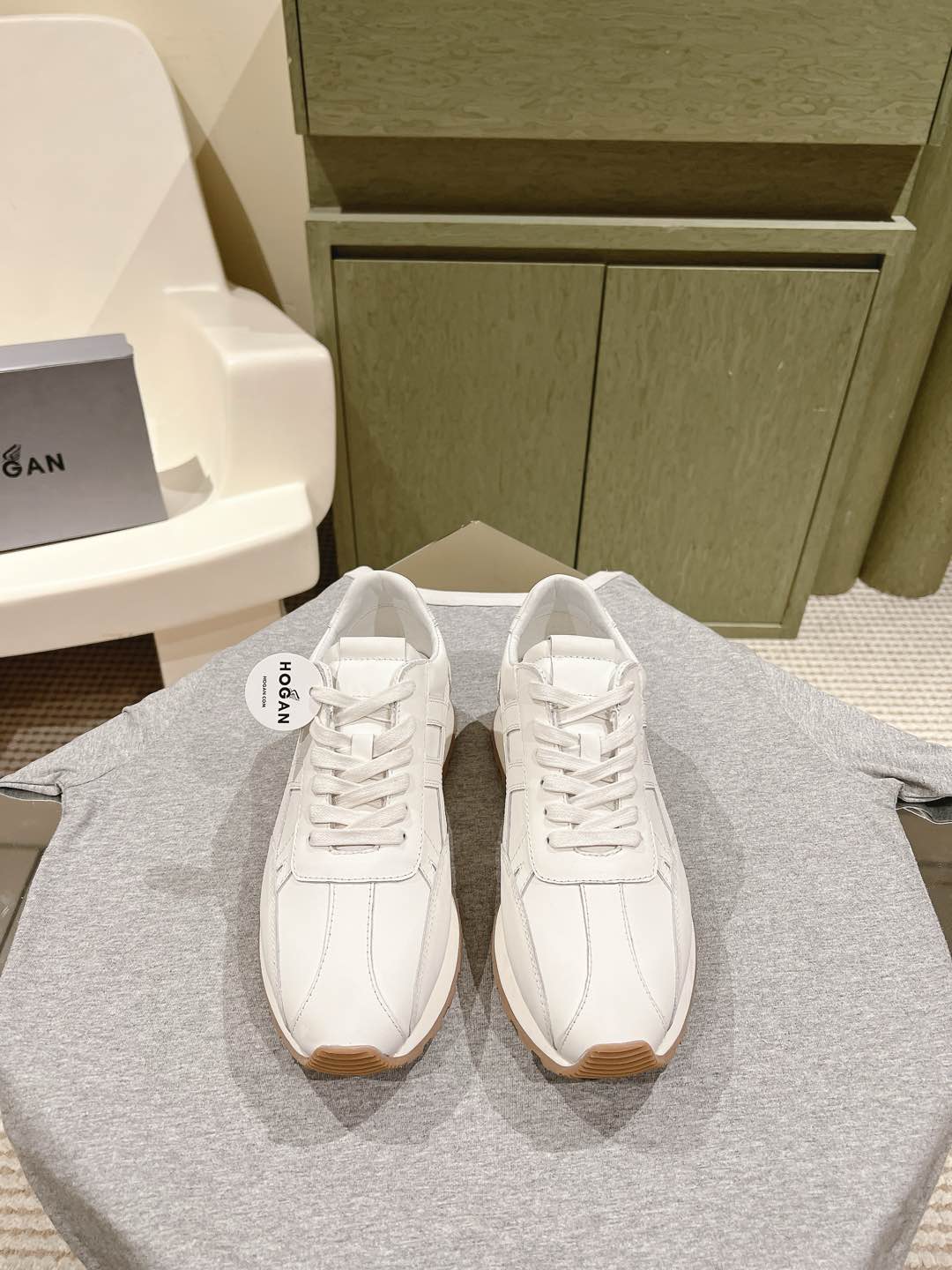 NO:164485,Men's 10 couples | 5 purchasing grades!   The sneaker series of women's sneakers combines personalized design and retro elements. The light sole follows the 261 series style, adding circle details and H-shaped raised patterns, and has excellent grip performance. The upper is a suede leather sports fabric, with H letters on the sides, and the memory foam insoles are cushioned and comfortable. I have to say that this pair of HOGAN yacht shoes is the bold color matching that deeply attracts my eyes. The side embellishes the gradient color of the H letters to highlight the three-dimensionality of the shoes, and the shoes are soft and comfortable when they step on. There are also 5CM high-rise and lifting leg lines to make you become long legs in seconds, and the details are full of details. The treasure shoes that are really sold for those who wear and who are good-looking are sold. Hogan H641 series of women's sneakers suede leather upper slit sports fabric, side H letter heel Hogan letter decoration, memory foam insole rubber sole  Size women's code 35-40 men's code 39-45 full set of counter synchronous gift box packaging!  , casual shoes/sports shoes, sneakers19860909男10情侣款 | 5  代购级！  运动鞋系列女士运动鞋兼具个性设计和复古元素,轻便鞋底沿袭261系列款式,增添了圈线细节和H形凸起图案,抓地性能优越.鞋面为绒面皮革拼运动面料,侧边饰以H字母,记忆泡沫鞋垫缓震舒适,不得不说,这双HOGAN游艇鞋了,大胆的配色深深的吸引我的眼球.,侧边点缀渐变色H字母凸显出鞋子立体感,鞋子踩上去软绵绵的很舒服.还有5CM增高拉升腿部线条让你秒变大长腿,细节感满满真是谁穿谁好看的宝藏鞋卖卖卖.Hogan H641系列女士运动鞋绒面皮革鞋面 拼缝运动面料,侧边H字母后跟Hogan字母装饰,记忆泡沫鞋垫橡胶鞋底 Size女码35-40 男码39-45 全套专柜同步礼盒包装！,休闲鞋/运动鞋,sneakers,Women's Shoes