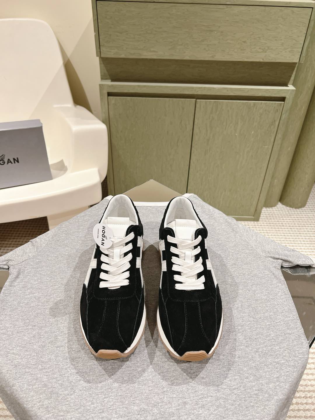 NO:164486,Men's 10 couples | 5 purchasing grades!   The sneaker series of women's sneakers combines personalized design and retro elements. The light sole follows the 261 series style, adding circle details and H-shaped raised patterns, and has excellent grip performance. The upper is a suede leather sports fabric, with H letters on the sides, and the memory foam insoles are cushioned and comfortable. I have to say that this pair of HOGAN yacht shoes is the bold color matching that deeply attracts my eyes. The side embellishes the gradient color of the H letters to highlight the three-dimensionality of the shoes, and the shoes are soft and comfortable when they step on. There are also 5CM high-rise and lifting leg lines to make you become long legs in seconds, and the details are full of details. The treasure shoes that are really sold for those who wear and who are good-looking are sold. Hogan H641 series of women's sneakers suede leather upper slit sports fabric, side H letter heel Hogan letter decoration, memory foam insole rubber sole  Size women's code 35-40 men's code 39-45 full set of counter synchronous gift box packaging!  , casual shoes/sports shoes, sneakers19860909男10情侣款 | 5  代购级！  运动鞋系列女士运动鞋兼具个性设计和复古元素,轻便鞋底沿袭261系列款式,增添了圈线细节和H形凸起图案,抓地性能优越.鞋面为绒面皮革拼运动面料,侧边饰以H字母,记忆泡沫鞋垫缓震舒适,不得不说,这双HOGAN游艇鞋了,大胆的配色深深的吸引我的眼球.,侧边点缀渐变色H字母凸显出鞋子立体感,鞋子踩上去软绵绵的很舒服.还有5CM增高拉升腿部线条让你秒变大长腿,细节感满满真是谁穿谁好看的宝藏鞋卖卖卖.Hogan H641系列女士运动鞋绒面皮革鞋面 拼缝运动面料,侧边H字母后跟Hogan字母装饰,记忆泡沫鞋垫橡胶鞋底 Size女码35-40 男码39-45 全套专柜同步礼盒包装！,休闲鞋/运动鞋,sneakers,Women's Shoes