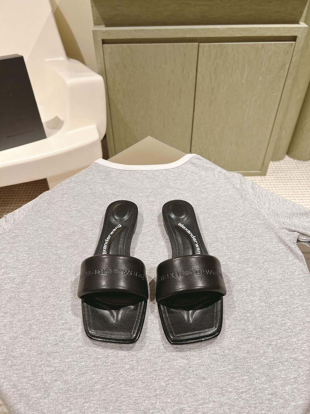 NO:169209,A*lexander~ Wang Alexander ·Wang 2025s early spring latest hit series, major internet celebrities are starting to show!  The latest model is synchronized on the official website, the highest version of the counter, the market exclusive original single packaging, original single silk hot diamond, you must have a pair of king slippers in spring and summer... Upper: Silk Australian Diamond LOGUO craftsmanship Outsole: Silk bag rubber bottom combination outsole Size: 35-39 (34.40.41 customization without return and exchange) Packaging: original full set of packaging, slippers, alexander wang, slippers, real silk19860909A*lexander~ Wang亚力山大 ·王2025s早春最新爆款拖系列,各大网红明星纷纷开秀！ 官网同步最新款,专柜最高版本懒人增高拖,市场独家原单包装,原单真丝烫钻,春夏季必须拥有一双大王拖鞋…… 鞋面:真丝澳钻LOGUO工艺 大底:真丝包橡胶底片组合大底 码数:35-39（34.40.41定制不退换）包装:原版全套包装,拖鞋,alexander wang,slippers,real silk,Women's Shoes