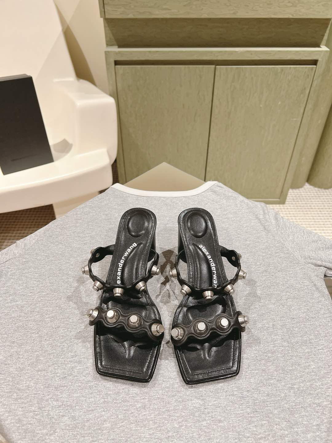 NO:169206,A*lexander~ Wang Alexander ·Wang | 5 vs. The latest hit series of spring and summer, major internet celebrities are showing!  The latest model is synchronized on the official website, the highest version of the counter market exclusive original single packaging, original single silk iron diamond, you must have a pair of king sandals in spring and summer... Upper: Silk Australian Diamond LOGUO craft original mold opening silver buckle film Outsole: Original leather outsole Heel height: 8.5cm diamond heel/5.5cm silver heel Size: 35-39 (34.40.41 custom-made non-return) Packaging: original full set of packaging, slippers, alexander wang, sandals, slippers, real silk, Leather soles19860909A*lexander~ Wang亚力山大 ·王 | 5 vs春夏季最新爆款凉拖系列,各大网红明星纷纷开秀！ 官网同步最新款,专柜最高版本市场独家原单包装,原单真丝烫钻,春夏季必须拥有一双大王凉鞋…… 鞋面:真丝澳钻LOGUO工艺原版开模银扣胶片 大底:原版真皮大底 跟高:8.5cm钻跟/5.5cm银跟 码数:35-39（34.40.41定制不退换） 包装:原版全套包装,拖鞋,alexander wang,sandals,slippers,real silk,Leather soles,Women's Shoes