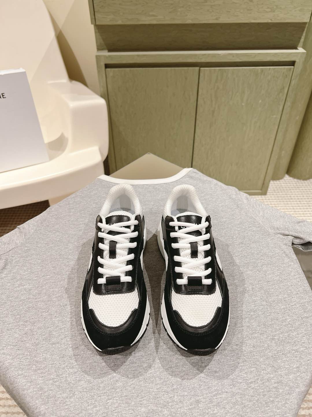 NO:164490,Sneakers | 5 Silin's new casual sneakers are launched with new color schemes. The overall design is simple and classic color scheme. The CELINE HOMME CELINE new TRAINER series that can be closed. Interpret the street pace. The iconic CELINE LOGO embossed straps are matched with vibrant colors. Xu Weizhou and Liang Jingkang are free to interpret, freeze-forming vitality rhythm. Size women's size 35-40, casual shoes/sports shoes, celine, sneakers19860909运动鞋 | 5  思琳新款休闲运动鞋 火爆推出新的配色版型 整体设计简约和经典配色 可以闭眼入的那种CELINE HOMME CELINE全新TRAINER系列 诠释街头步调 标志性CELINE LOGO压纹绑带搭配活力色彩 许魏洲、梁靖康自在演绎,定格活力韵律 Size女码35-40,休闲鞋/运动鞋,celine,sneakers,Women's Shoes