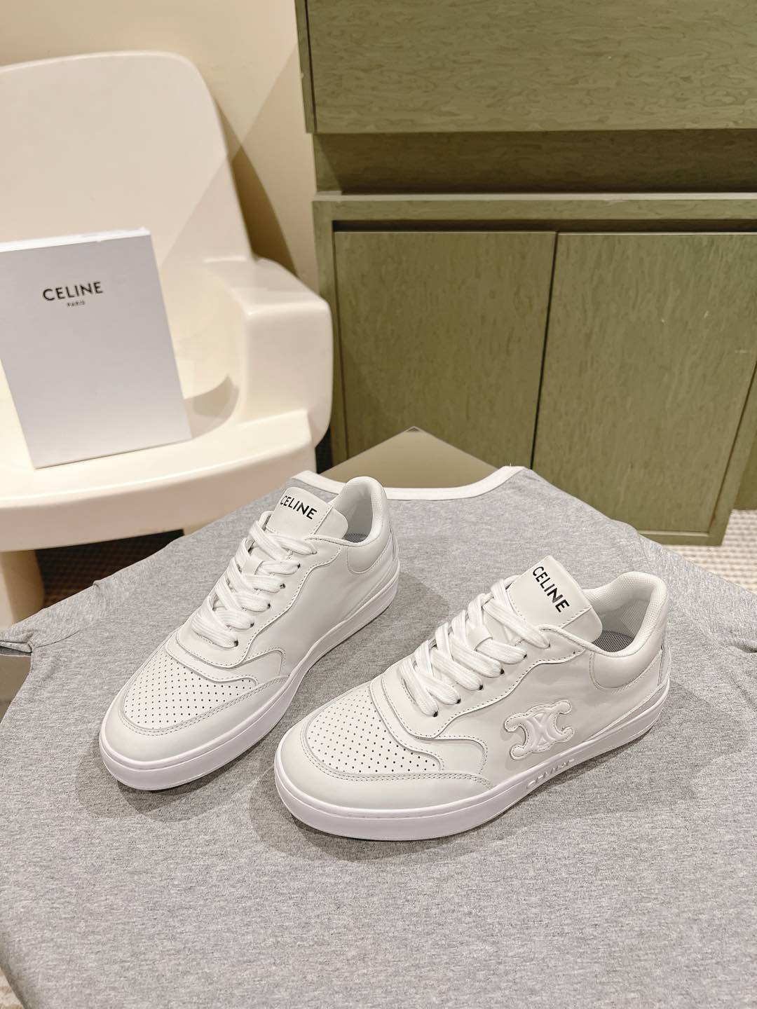 Celine 𝐂𝐄𝐋𝐈𝐍𝐄 思琳新款小白鞋