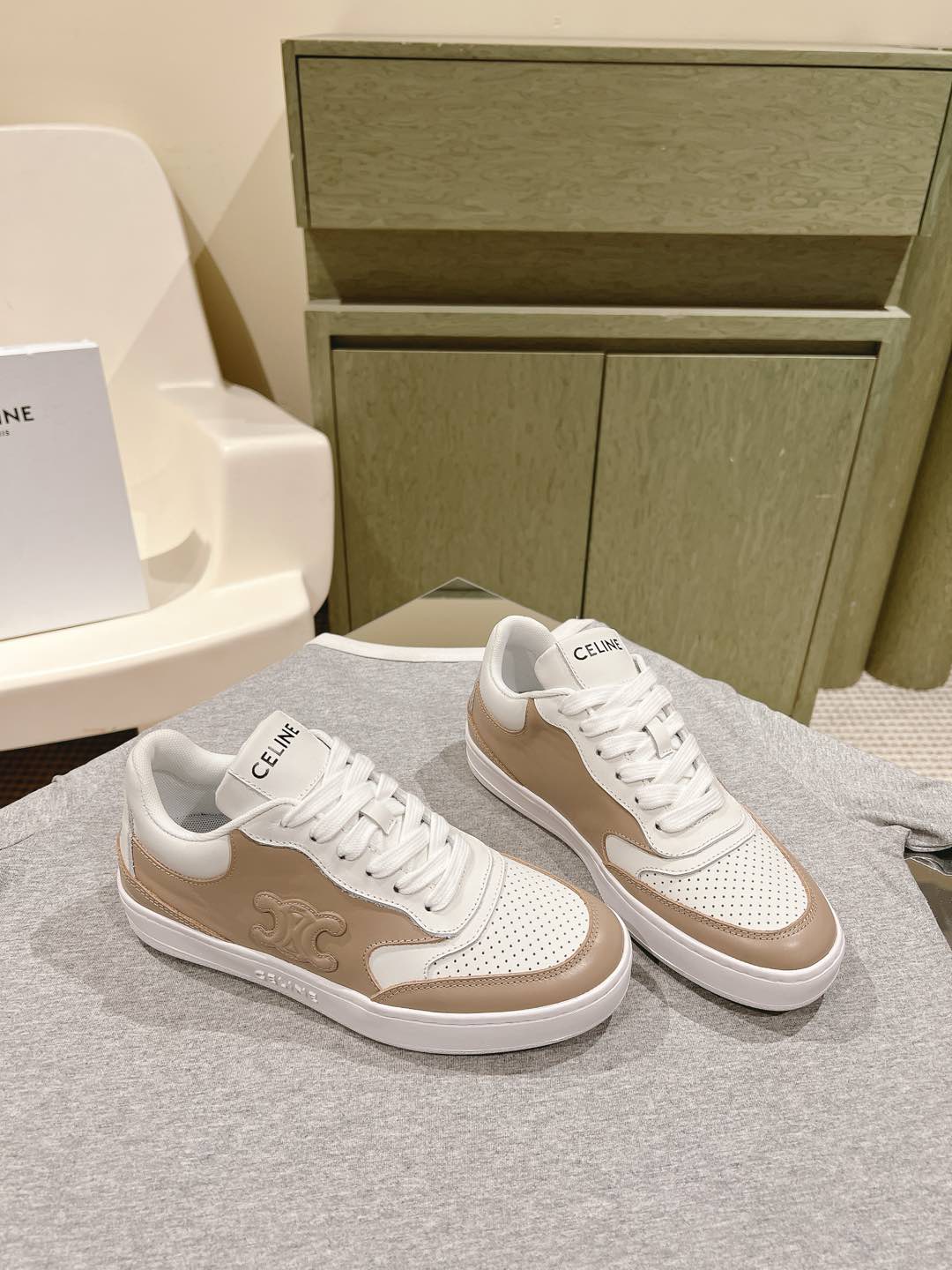 Celine 𝐂𝐄𝐋𝐈𝐍𝐄 思琳新款小白鞋