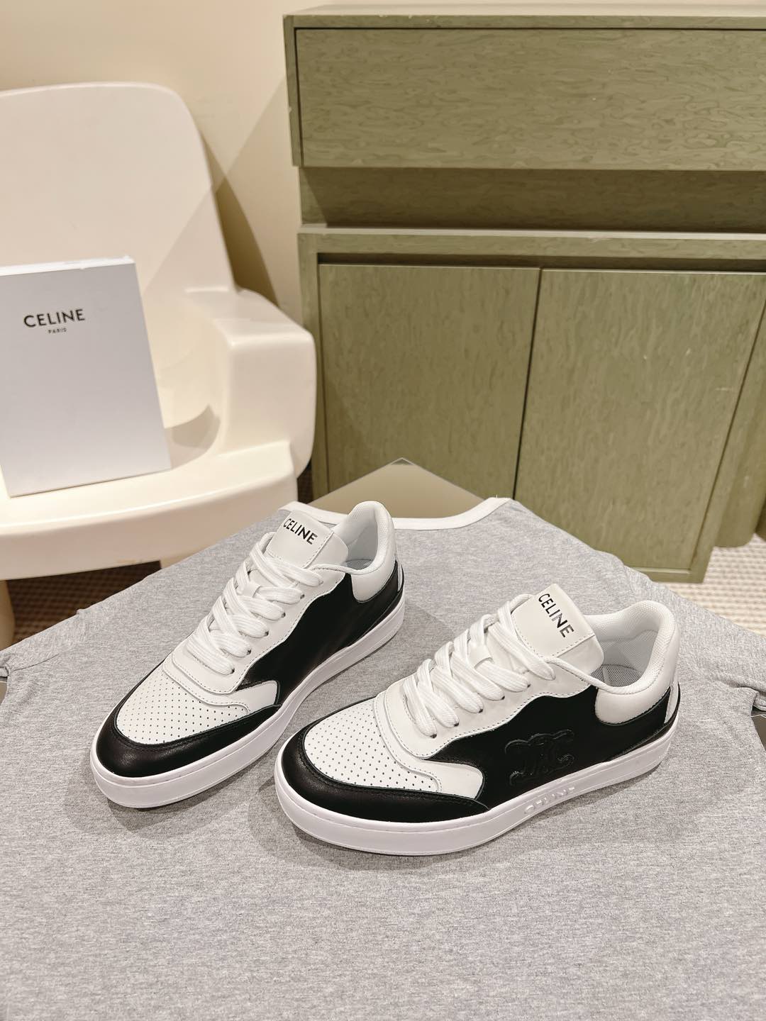 Celine 𝐂𝐄𝐋𝐈𝐍𝐄 思琳新款小白鞋