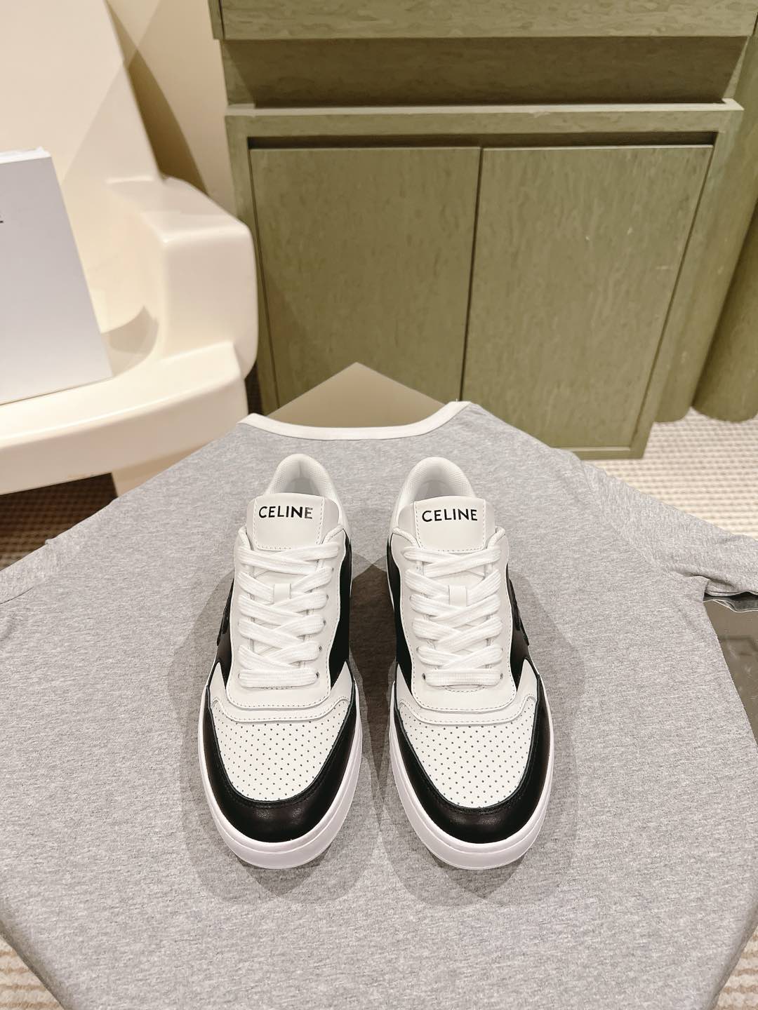 NO:164492,Thin sole, 10 couples for men | 5 Silin's new white shoes, following Celine panda shoes, launching new color schemes, the overall design is simple and classic color scheme, the CELINE HOMME CELINE new TRAINER series that can be closed. In addition to the classic black and white colors, the blue and red colors are even more amazing!  Song Weilong, Mika, Wu Yuheng, and Ding Yuxi show their personal outfits in a casual manner, interpreting the street pace. CELINE Silin's brand new iconic CELINE LOGO embossed straps with vibrant colors. Xu Weizhou and Liang Jingkang perform freely, freeze-format vitality rhythm. Size35-45 couples style. Full set of counter synchronous gift box packaging!  ,casual shoes/sports shoes,celine,sneakers19860909薄底 男10情侣款 | 5  思琳新款小白鞋 继Celine熊猫鞋 火爆推出新的配色版型 整体设计简约和经典配色 可以闭眼入的那种CELINE HOMME CELINE全新TRAINER系列 除经典黑白配色,蓝红配色更加绝绝子！ 宋威龙、米卡、吴宇恒、丁禹兮率性呈现个性穿搭, 诠释街头步调 CELINE思琳全新 标志性CELINE LOGO压纹绑带搭配活力色彩 许魏洲、梁靖康自在演绎,定格活力韵律 Size35-45情侣款 全套专柜同步礼盒包装！,休闲鞋/运动鞋,celine,sneakers,Women's Shoes