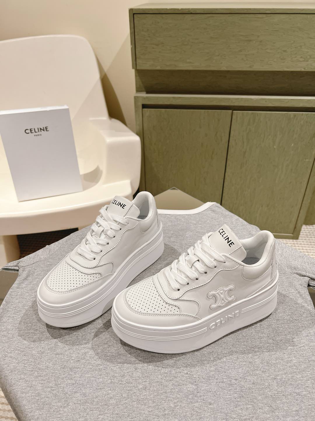 Celine 𝐂𝐄𝐋𝐈𝐍𝐄 思琳新款小白鞋