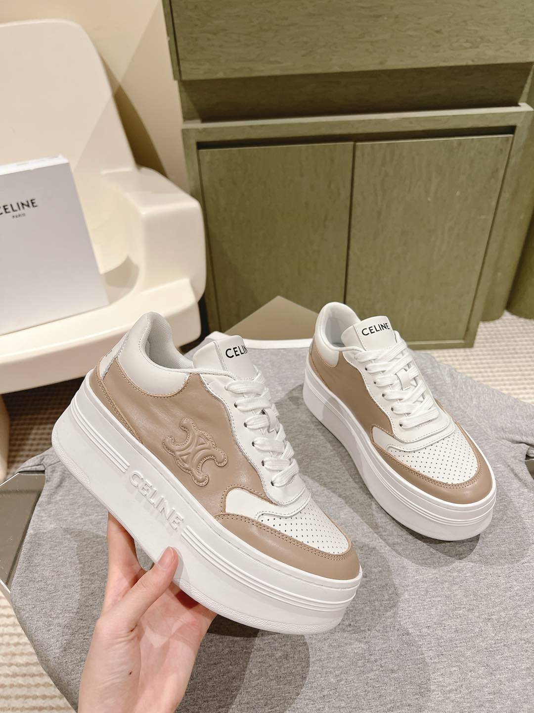 Celine 𝐂𝐄𝐋𝐈𝐍𝐄 思琳新款小白鞋