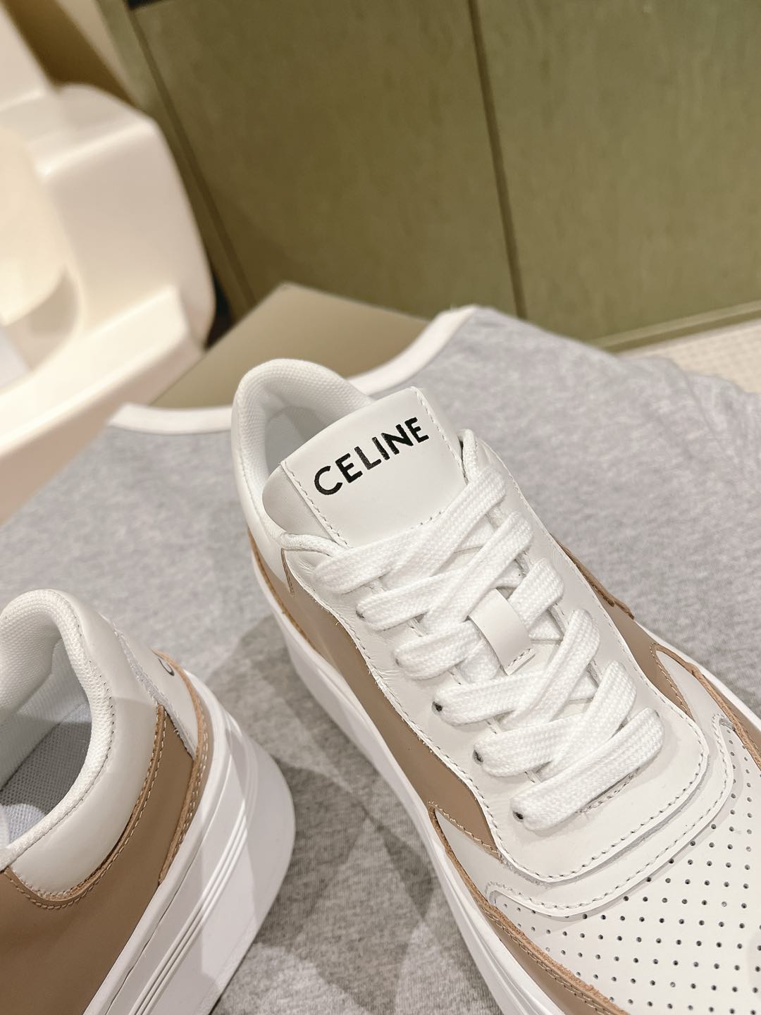 Celine 𝐂𝐄𝐋𝐈𝐍𝐄 思琳新款小白鞋