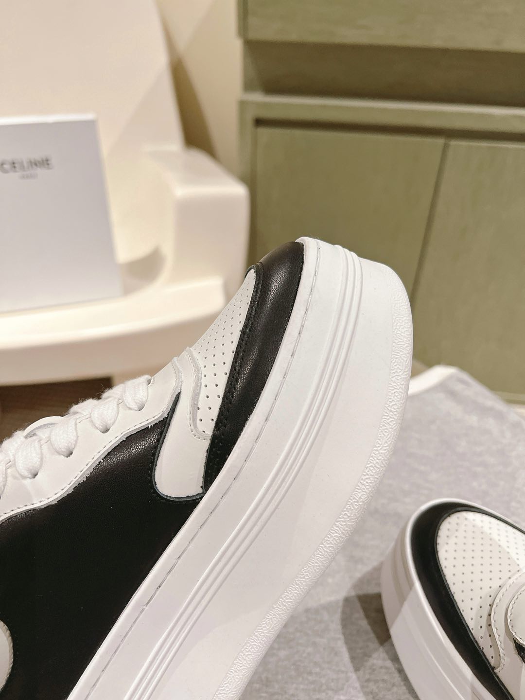 Celine 𝐂𝐄𝐋𝐈𝐍𝐄 思琳新款小白鞋