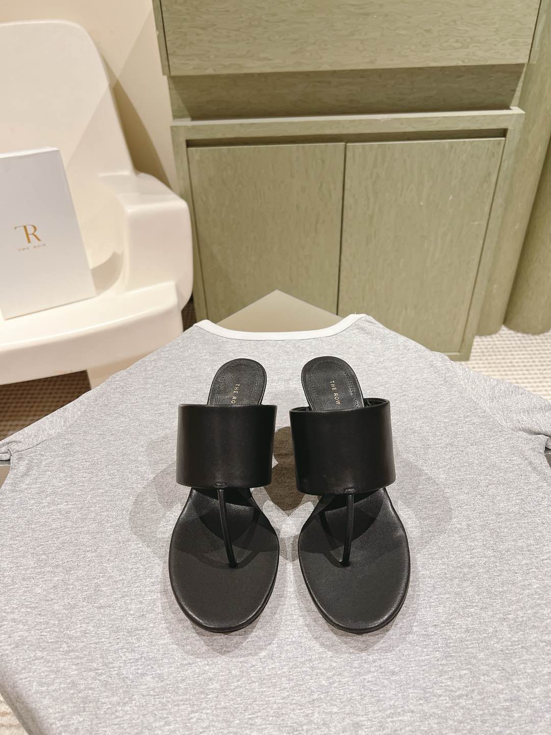 NO:169213,| 5 The row's new sandals series!  You can always believe in the row in the early spring new style. Minimalist and retro are synonyms for them. As simple as ever, it has a sense of design, simple and smooth lines, and full of details. 1:1 customized sheepskin fabric, sheepskin lining, genuine leather soles, heel height 6.5cm, size 35-39 (40 41# customized non-return and exchange), slippers, slippers, sheepskin, Leather soles19860909| 5  The row 新款凉拖系列！早春新款你可以永远相信the row ,极简、复古是他们的代名词一如既往的简单,有设计感,线条简洁流畅,细节满满1:1订制羊皮面料,羊皮内里,真皮大底,跟高6.5cm, 尺码35-39（40 41#订做不退换）,拖鞋,slippers,sheepskin,Leather soles,Women's Shoes