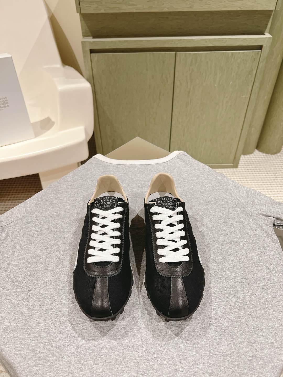 NO:164501,Couple style | 5 Majila counter synchronizes the latest casual shoes!  Hot and fashionable style, stretch webbing private printing series!  Mm6 Maison Margiela's experimental nature starts from the functionalist deconstruction aesthetic, unexpected playful and avant-garde interpretation, and variable simple style tailoring, presenting an extremely creative fashion experimental shape. The oblique square head design, elastic webbing material is comfortable and delicate, appropriately revealing the instep, neat upper design, modern and fashionable, and can also become one of the most practical items for daily wardrobe wear! The outsole uses high-quality original sole. The upper two choices are silk sardine cowhide cowhide tendon splicing. The size of women is 35-40, men, 40-45, and the full set of counters is synchronized!  , casual shoes / sneakers,masion margiela,masion margiela,sneakers,cowhide,real silk19860909情侣款 | 5 马吉拉专柜同步最新休闲鞋！ 大热时尚风 弹力织带私印系列 ！ Mm6 Maison Margiela的实验性从功能主义的解构美学出发,意想不到的玩味和前卫演绎,多变的简约风格剪裁,呈现创意无比的时装实验造型. 斜方头设计 弹力织带材质舒服细腻 恰当的展露脚背,利落的鞋面设计,摩登时髦的同时也可以成为日常衣橱非常实穿的单品之一! 大底选用高定原版底 鞋面两种选择真丝沙丁布牛皮牛筋拼接 码数女35-40 男 40-45 全套专柜同步包装！,休闲鞋/运动鞋,masion margiela,masion margiela,sneakers,cowhide,real silk,Women's Shoes