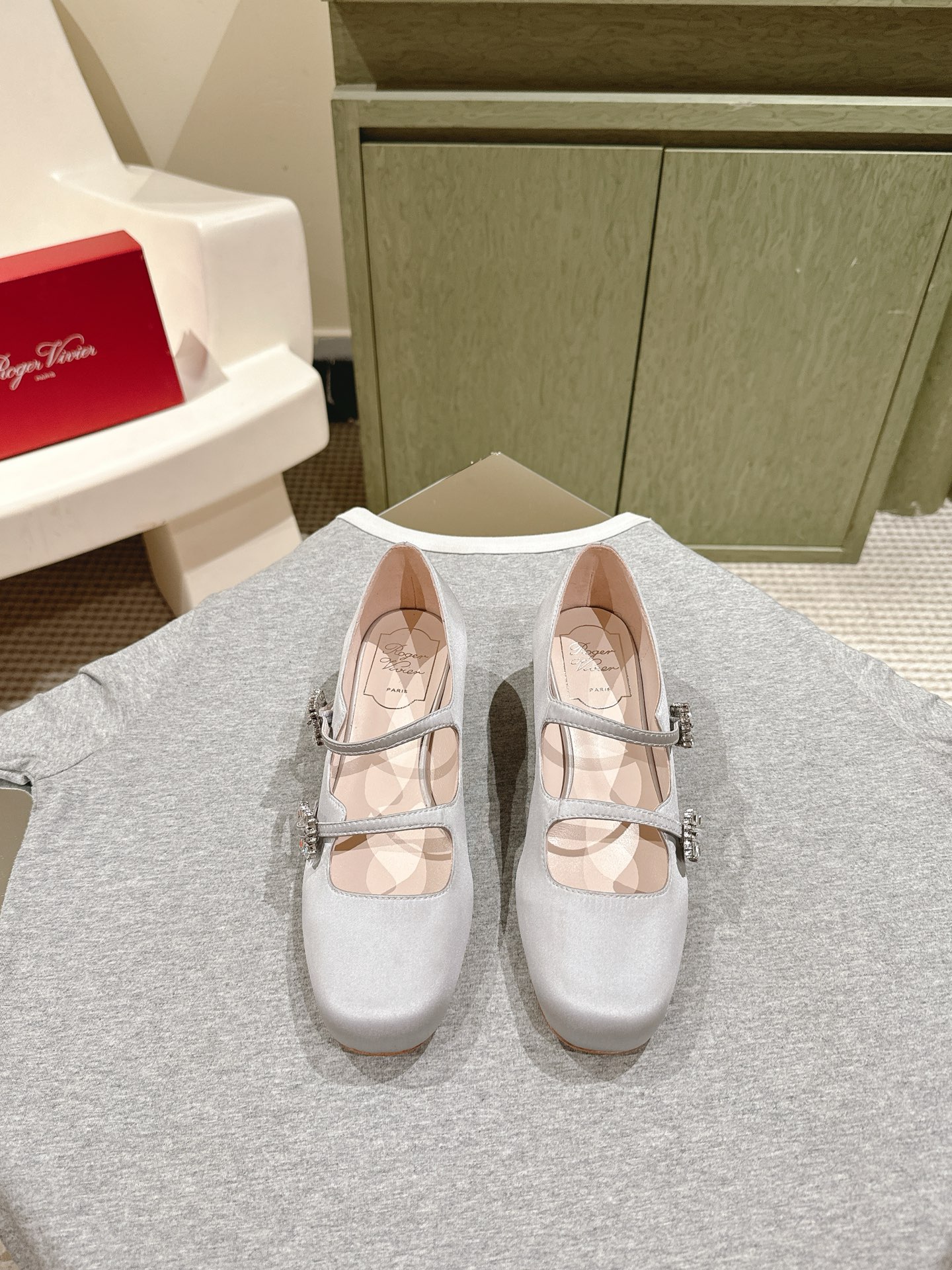 NO:475638,Silk version, no pressure to enter and exit the counter ' | 5 New counter ironing buckle silk fabric Mary Zhen single shoe series luxury new, original custom ironing craft imported silk, specific soft sheepskin footbed, large sole original mold opening custom Italian leather outsole, low heel 3.5cm Shoe size: 35-3934 40 41 custom made! The original counter full set of luxury packaging, Mary Zhen, mary jane, sheepskin, real silk, Leather soles19860909真丝版 进出专柜无压力 ' | 5  专柜新款烫钻扣真丝面料玛丽珍单鞋系列奢华上新 鞋面原版定制烫钻工艺进口真丝  内里特定柔软羊皮里垫脚 大底原版开模定制意大利真皮大底, 低跟 3.5cm 鞋码:35-3934 40 41定做！ 原版专柜全套豪华包装,玛丽珍,mary jane,sheepskin,real silk,Leather soles,Women's Shoes