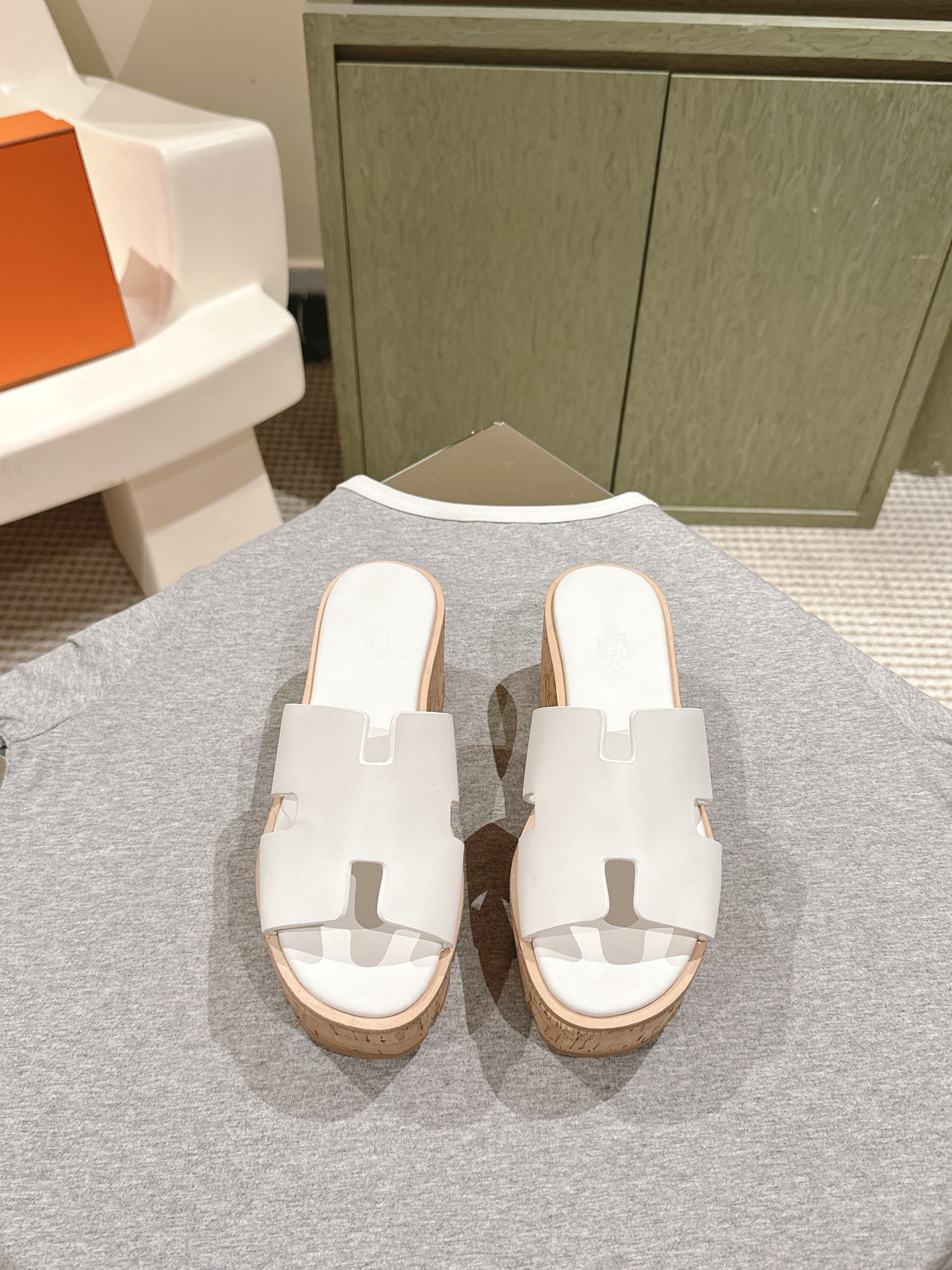 NO:166797,Low-end version purchasing version | 5 Hermes herme…sponge cake thick-soled slippers!  A versatile hot-selling new color, beautiful and easy to wear, and high-end, spring and summer, with cowhide upper material, and a thick sole of the original version!  Bottom thickness 8.5cm top quality 35-41 full set of counter synchronous gift box packaging!  ,slippers,hermes,hermes,slippers,cowhide19860909低配版代购版 | 5 爱马仕herme…松糕厚底拖鞋！百搭热销款新色 好看好穿还高级,春夏决绝子,材质牛皮鞋面,原版一比一定制厚底！底厚8.5cm 顶级精品35-41 全套专柜同步礼盒包装！,拖鞋,hermes,hermes,slippers,cowhide,Women's Shoes