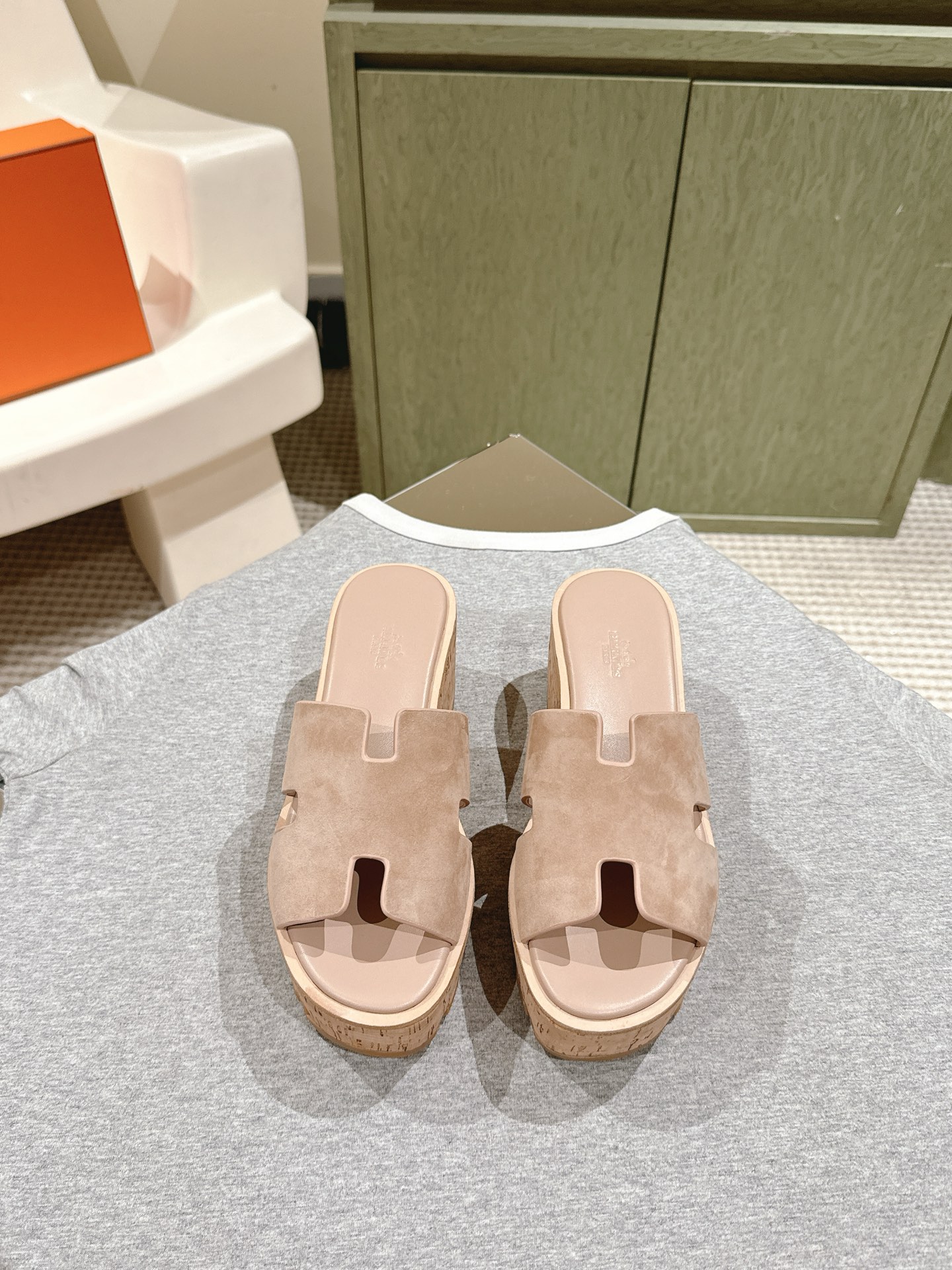 NO:166799,Low-end version purchasing version | 5 Hermes herme…sponge cake thick-soled slippers!  A versatile hot-selling new color, beautiful and easy to wear, and high-end, spring and summer, with cowhide upper material, and a thick sole of the original version!  Bottom thickness 8.5cm top quality 35-41 full set of counter synchronous gift box packaging!  !  ,slippers,hermes,hermes,slippers,cowhide19860909低配版代购版 | 5 爱马仕herme…松糕厚底拖鞋！百搭热销款新色 好看好穿还高级,春夏决绝子,材质牛皮鞋面,原版一比一定制厚底！底厚8.5cm 顶级精品35-41 全套专柜同步礼盒包装！！,拖鞋,hermes,hermes,slippers,cowhide,Women's Shoes