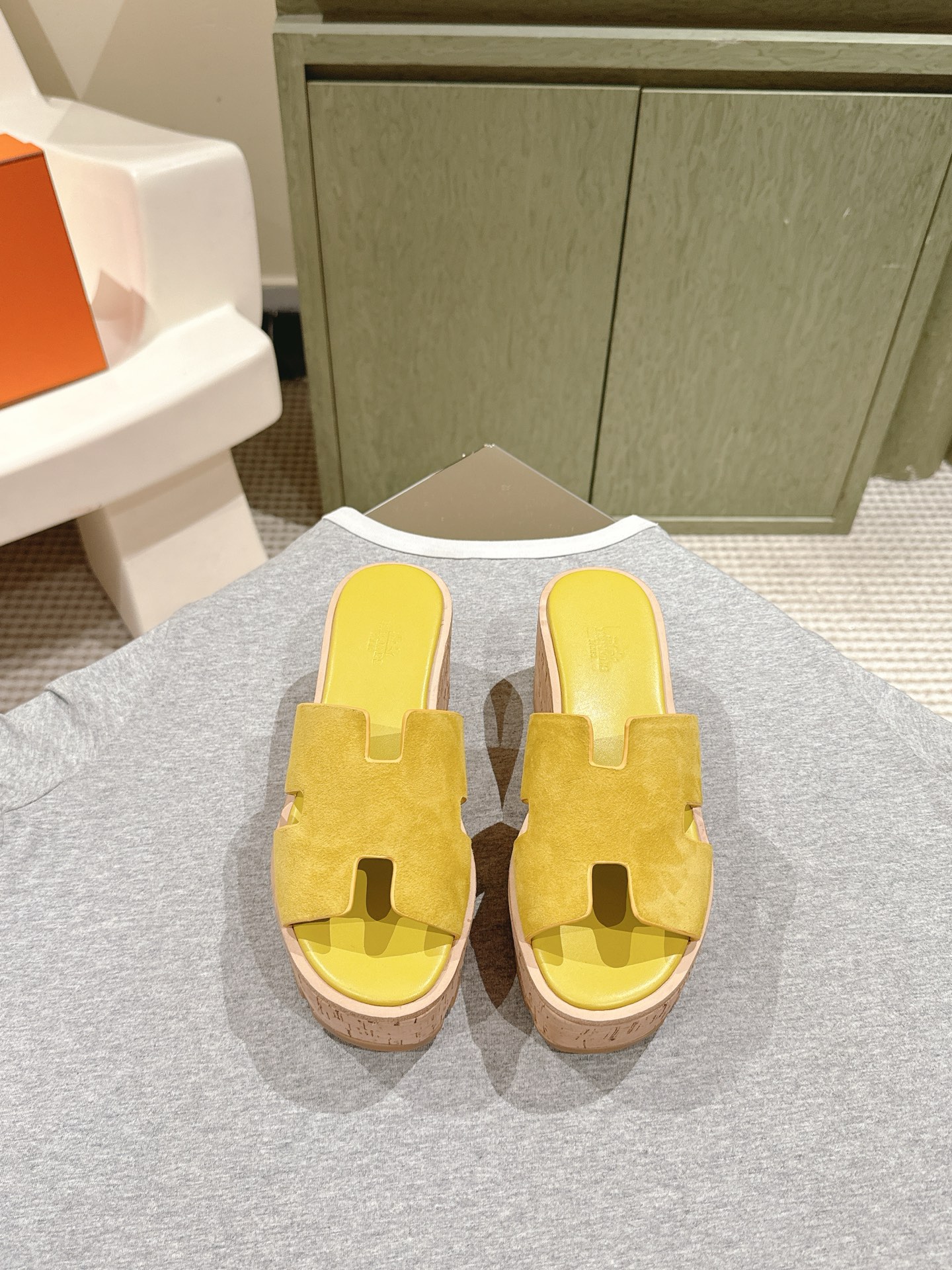 NO:166804,Low-end version purchasing version | 5 Hermes herme…sponge cake thick-soled slippers!  A versatile hot-selling new color, beautiful and easy to wear, and high-end, spring and summer, with cowhide upper material, and a thick sole of the original version!  Bottom thickness 8.5cm top quality 35-41 full set of counter synchronous gift box packaging!  ,slippers,hermes,hermes,slippers,cowhide19860909低配版代购版 | 5 爱马仕herme…松糕厚底拖鞋！百搭热销款新色 好看好穿还高级,春夏决绝子,材质牛皮鞋面,原版一比一定制厚底！底厚8.5cm 顶级精品35-41 全套专柜同步礼盒包装！,拖鞋,hermes,hermes,slippers,cowhide,Women's Shoes
