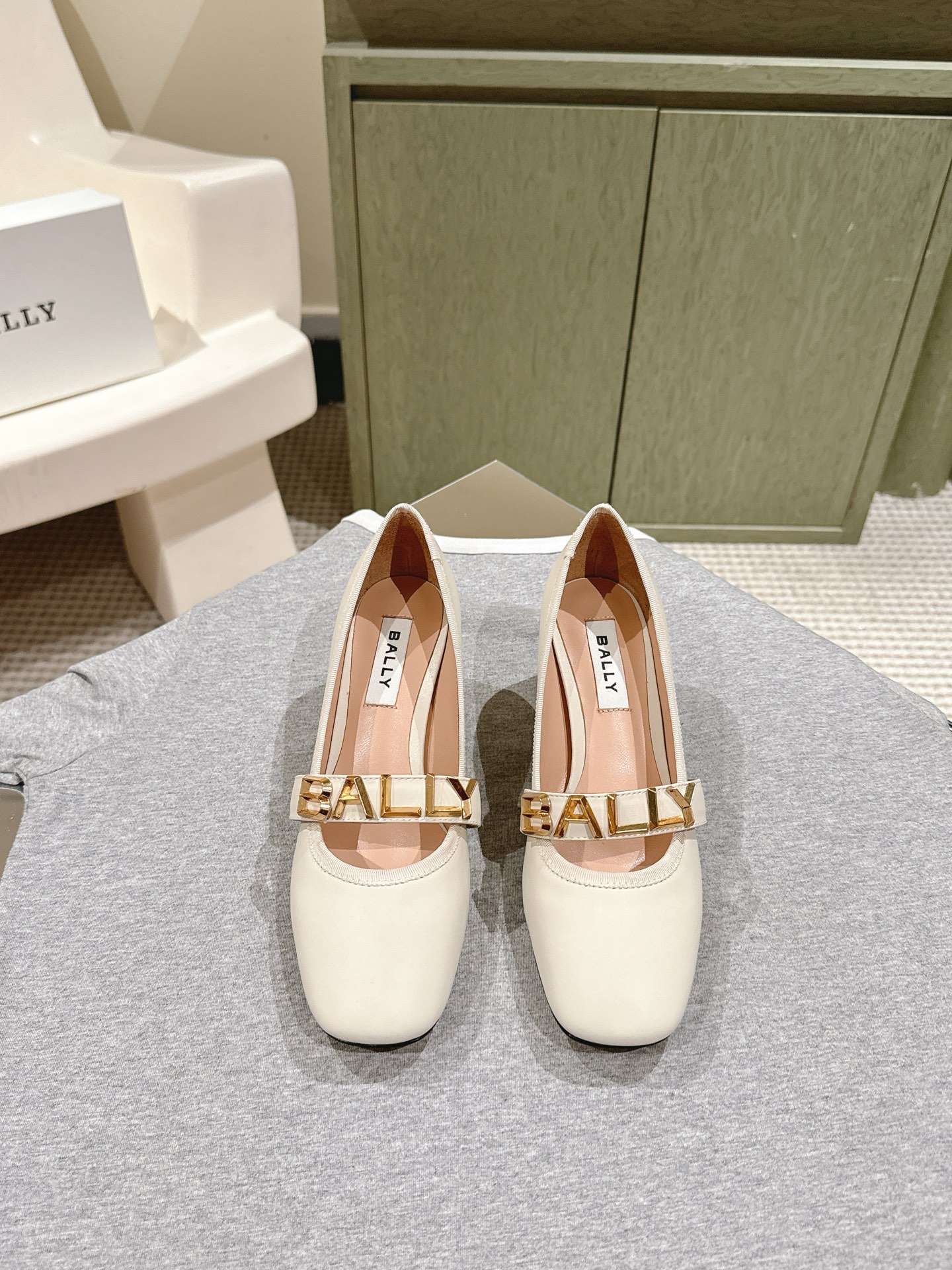 NO:169234,| 5 Bally Bally's new Mary Jane Love Series top-notch new ★★★★★ Recognize the top-notch purchase level!  Production from Taiwanese factory, versatile single product. The original upper is imported one-to-one imported sheepskin private film hardware. Inner: sheepskin inner lining   footbed sheepskin. Original genuine leather sole. Shoe size: 35-39 (40 custom made without return and exchange) Heel high flat sole/5.5cm. Delivery luxury latest counter synchronous packaging. Mary Zhen, ballly, loafers, mary jane, sheepskin, Leather soles19860909| 5 Bally巴利专柜新款玛丽珍乐福系列顶级上新 ★★★★★ 认准代购级别顶货！台资工厂出品,百搭单品 鞋面原版一比一进口羊皮私膜五金 内里: 羊皮内里 垫脚羊皮 大底原版真皮大底 鞋码: 35-39（40 定制不退换） 跟高平底/5.5cm 配送豪华最新专柜同步包装,玛丽珍,bally,loafers,mary jane,sheepskin,Leather soles,Women's Shoes