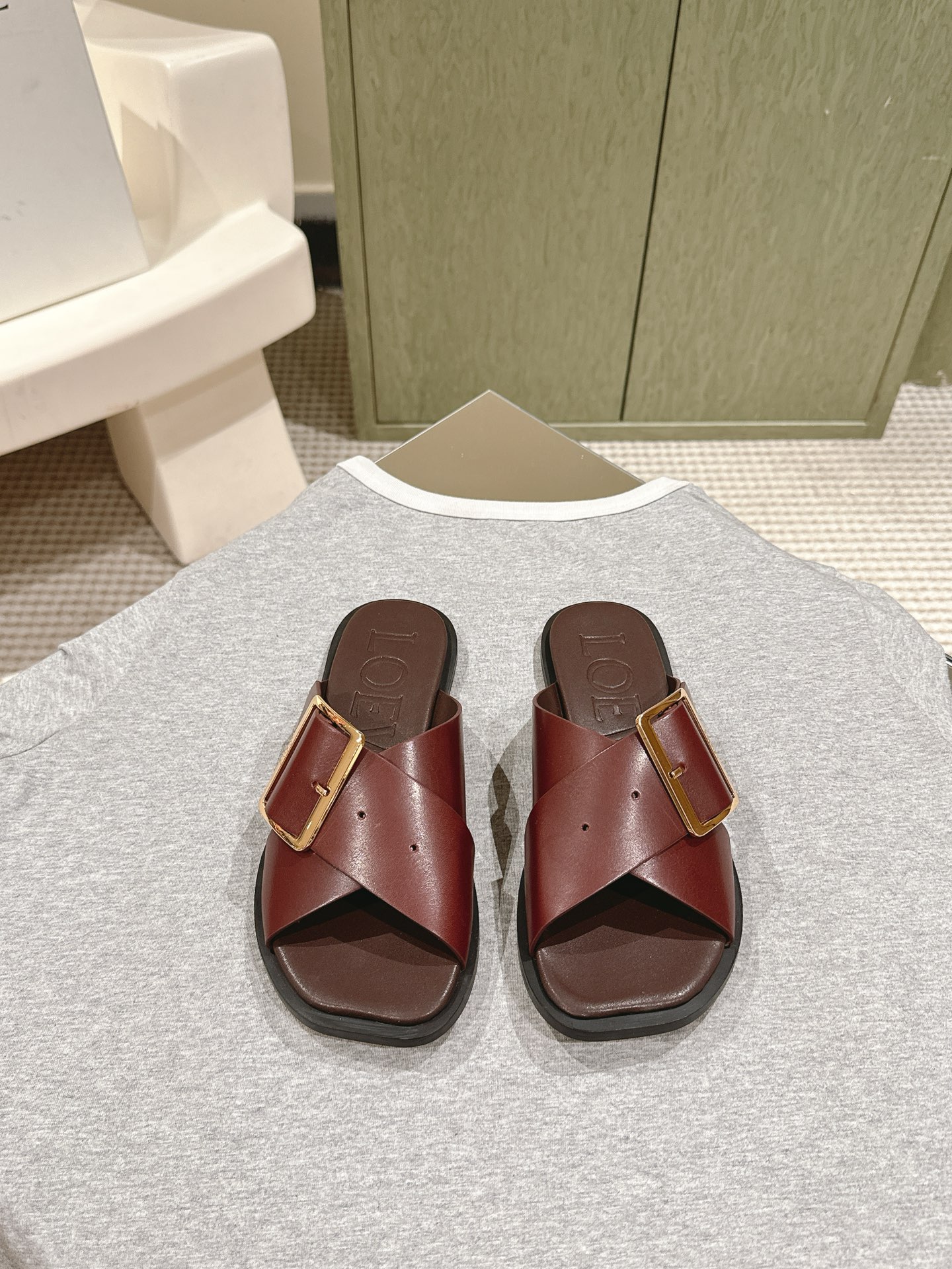 NO:496241,| 5 Loewe~~The latest color matching of the Loewe series is so beautiful, so easy to wear, so comfortable and versatile... The shoes are very light, so you can go through shopping with zero pressure. The uppers are cowhide, cowhide feet, two-color combination leather sole, size 35-41, a full set of counter packaging gift boxes!  ,slippers,loewe,loewe,slippers,cowhide,Leather soles19860909| 5  Loewe~~罗意威系列最新拖鞋配色实在是太美太好穿太舒服太百搭啦……鞋子很轻便,逛街暴走零压力.鞋面牛皮,牛皮垫脚,双色组合真皮大底 码数35—41 全套专柜包装礼盒包装！,拖鞋,loewe,loewe,slippers,cowhide,Leather soles,Women's Shoes