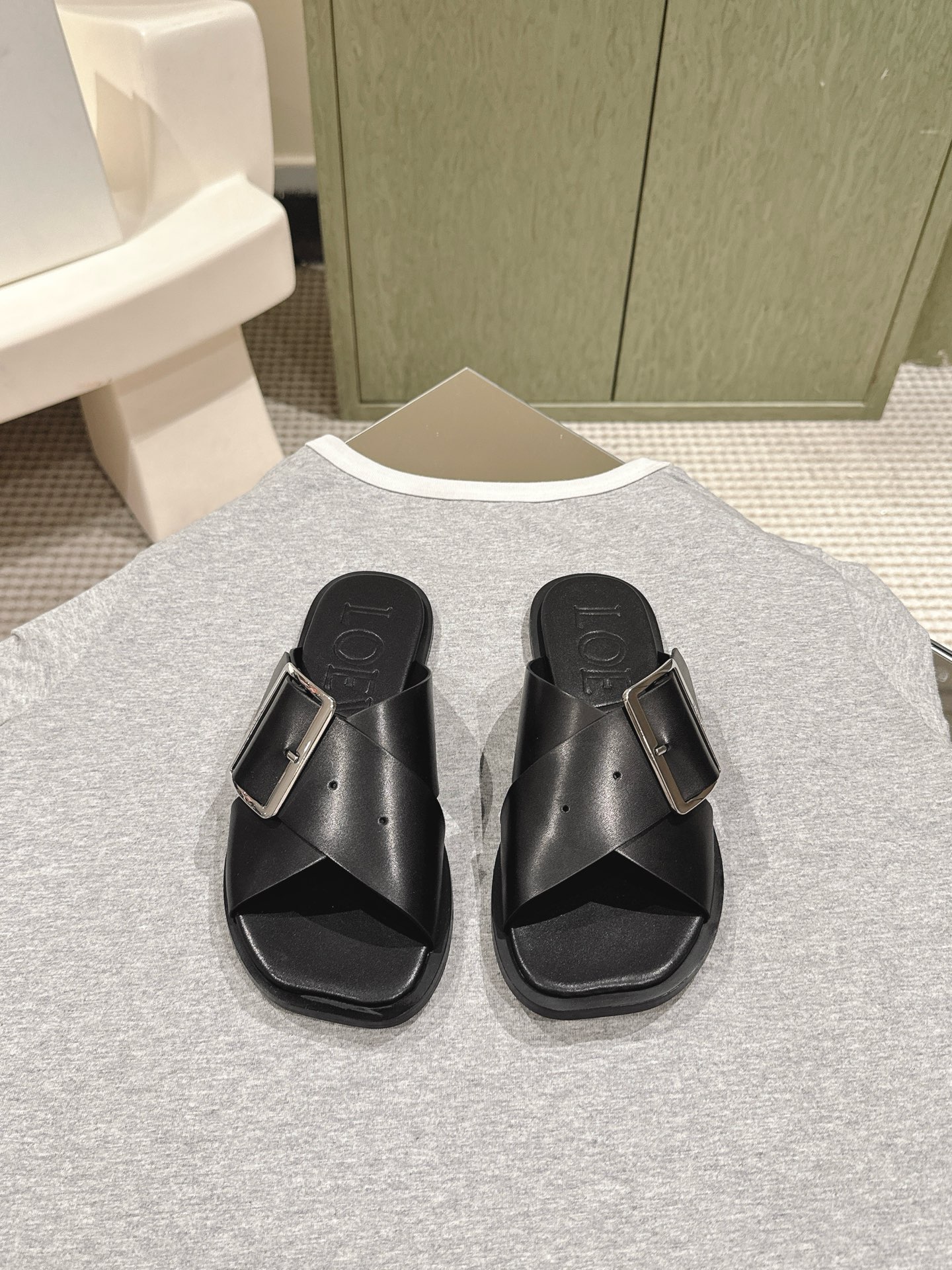 NO:169205,| 5 Loewe~~The latest color matching of the Luo Yiwei series is so beautiful, so easy to wear, so comfortable and versatile... The shoes are very light, and you can get away with zero pressure when shopping. The uppers are cowhide, cowhide feet, two-color combination leather sole, size 35-41, a full set of counter packaging gift boxes!  ,slippers,loewe,loewe,slippers,cowhide,Leather soles19860909| 5  Loewe~~罗意威系列最新拖鞋配色实在是太美太好穿太舒服太百搭啦……鞋子很轻便,逛街暴走零压力.鞋面牛皮,牛皮垫脚,双色组合真皮大底 码数35—41 全套专柜包装礼盒包装！,拖鞋,loewe,loewe,slippers,cowhide,Leather soles,Women's Shoes