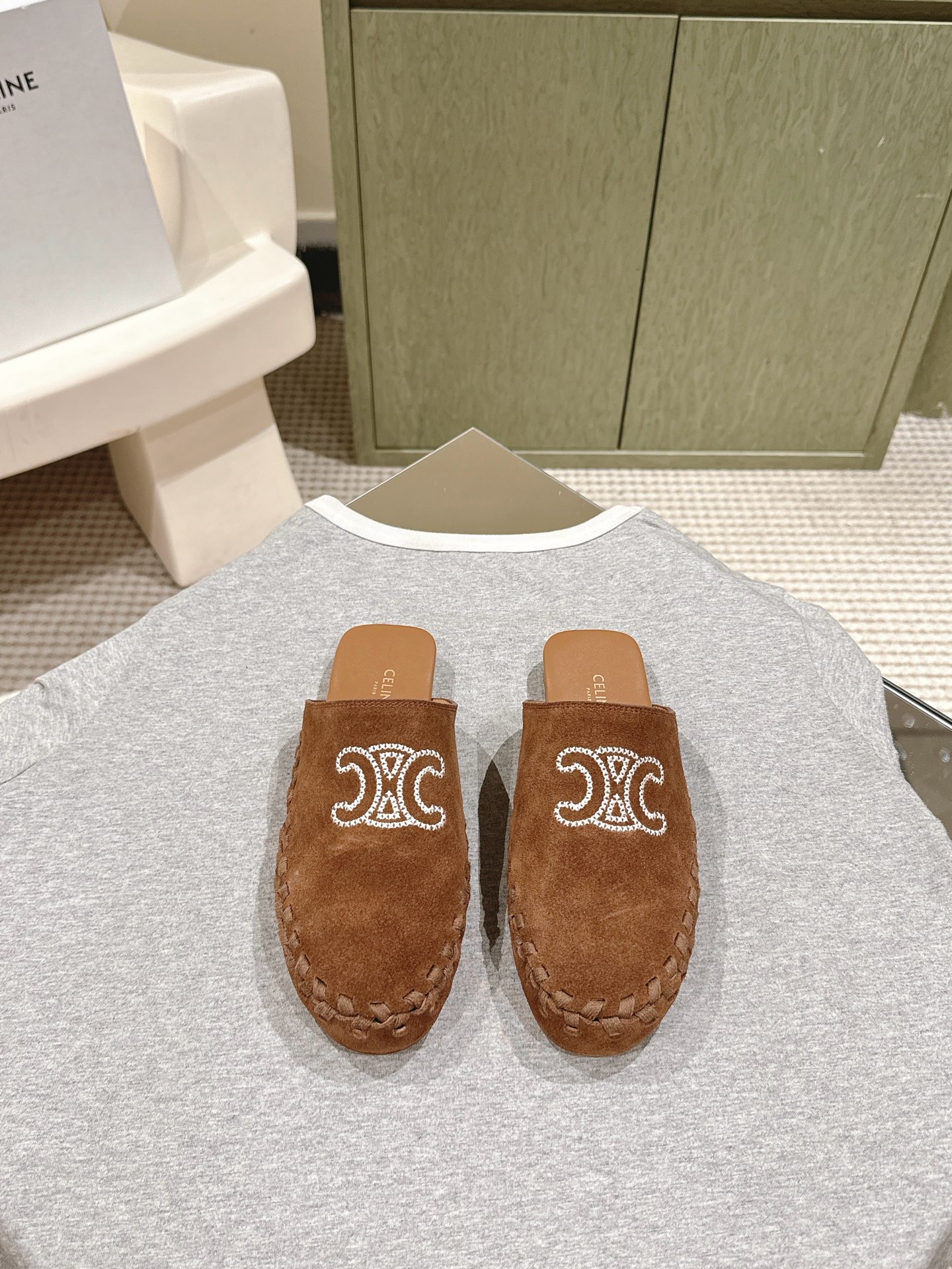 NO:169246,Muller Tow | 5 CELI*E Celline Spring and Summer New Arc de Triomphe British style flat-bottom sandal slipper series Simple, atmospheric and fashionable, unsightly and timeless, it is a classic that never fades away in the fashion circle. The retro British style has extraordinary temperament, and the versatile style of lazy people is essential for increasing heights!  Fabric velvet, inner lining cowhide, original large bottom, genuine leather edge strip, code number 35-41, full set of sync gift box packaging for counters!  ,semi-drag,celine,sandals,slippers,cowhide19860909穆勒拖 | 5  CELI*E塞琳春夏新款凯旋门英伦风平底微标凉鞋拖鞋系列 简约大气时髦,耐看不过时,是时尚圈永不退潮的经典所在,复古的英伦风格,气质非凡,懒人百搭增高必备款！ 面料牛反绒 内里牛皮内里 原版大底 真皮沿条 码数35-41 全套专柜同步礼盒包装！,半拖,celine,sandals,slippers,cowhide,Women's Shoes