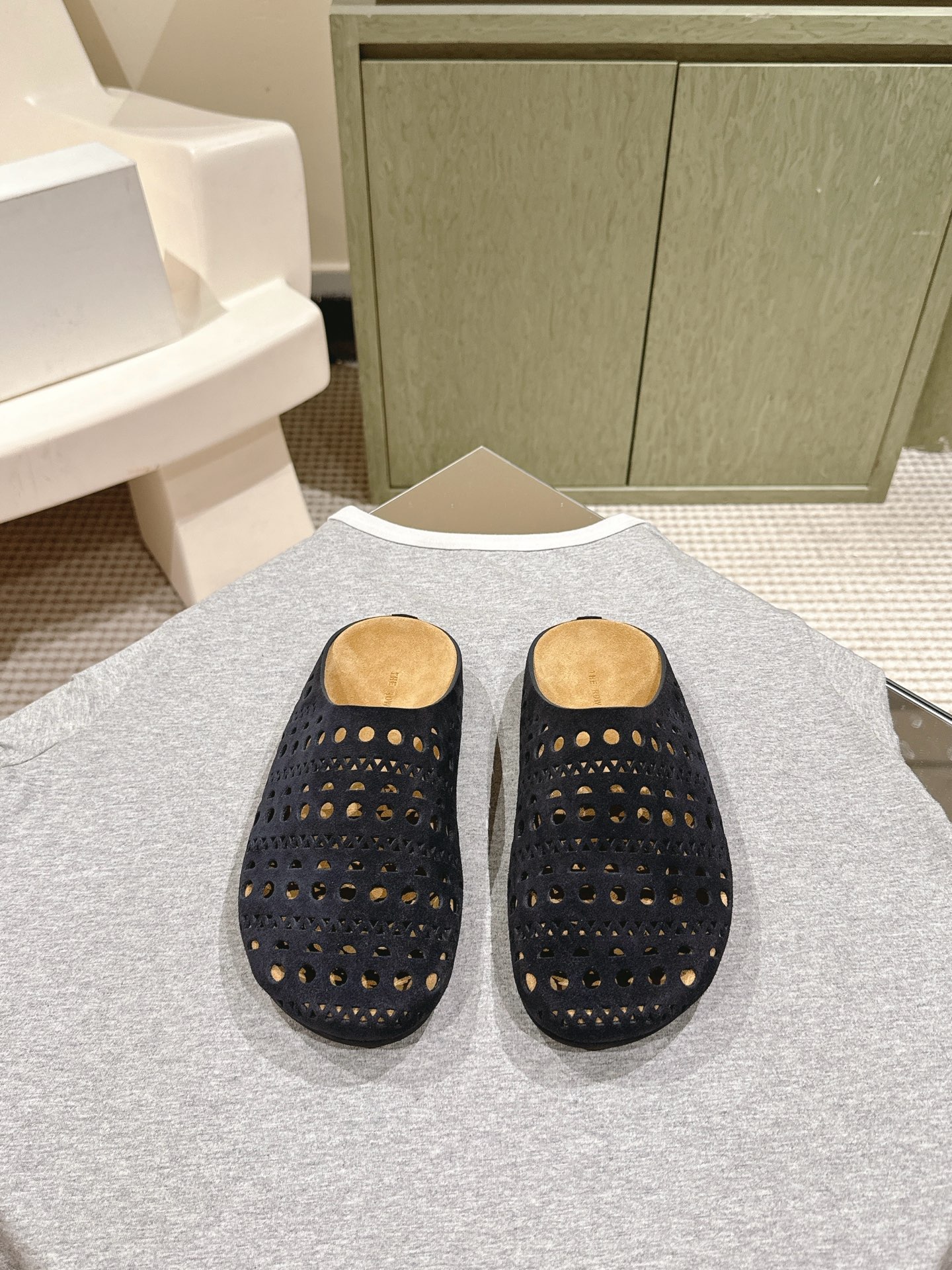 NO:169240,| 5 The row's new spring and summer hollow drag series!  You can always believe that the row is synonymous with minimalism and retro. As simple as ever, it has a sense of design, simple and smooth lines, and full of details. Customized fabrics, lambskin lining, original bottom!  Size 35-39 (40# customized no return or exchange), semi-torque, sheepskin19860909| 5  The row 新款春夏镂空拖系列！你可以永远相信the row ,极简、复古是他们的代名词一如既往的简单,有设计感,线条简洁流畅,细节满满1:1订制面料,羊皮内里,原版大底！尺码35-39（40#订做不退换）,半拖,sheepskin,Women's Shoes