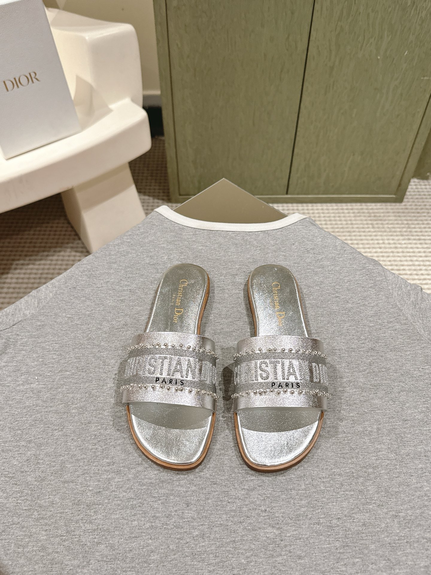 NO:169232,This full series upgrade is unified and 10 counters synchronize the latest color matching summer capsule series three-dimensional embroidered vacation letters upgraded version!  A beautiful new series, developed by the original ban, and the new diamond cabinet color series is available. We believe that our foot pads are all made of original ban custom-made ban cowhide, breathable and soft!  Differentiate market currency!  Material shoe face plate, color, material raw ban high-precision three-dimensional embroidery craft upper foot pads comfortable and breathable top-grade tire cowhide original leather outsole flat sole/thick heel optional Size: 35~39 (40 custom made without return and exchange) Full set of counter synchronous gift box packaging!  ,slippers,cowhide,Leather soles19860909此款全系列升级统批  1ｏ 专柜同步最新配色夏季胶囊系列立体刺绣度假字母拖升级版！ 美爆的全新系列,暴走利器原ban开发,钻柜新色全系发售 认准我们垫脚全部采用原ban定制胎牛皮,透气、柔软！区别市场通货！ 材质鞋面对版、对色、对料原ban高精密度立体刺绣工艺鞋面垫脚舒适透气顶级胎牛皮原版真皮大底 平底/粗跟可选 Size:35～39（40定做不退换） 全套专柜同步礼盒包装！,拖鞋,slippers,cowhide,Leather soles,Women's Shoes