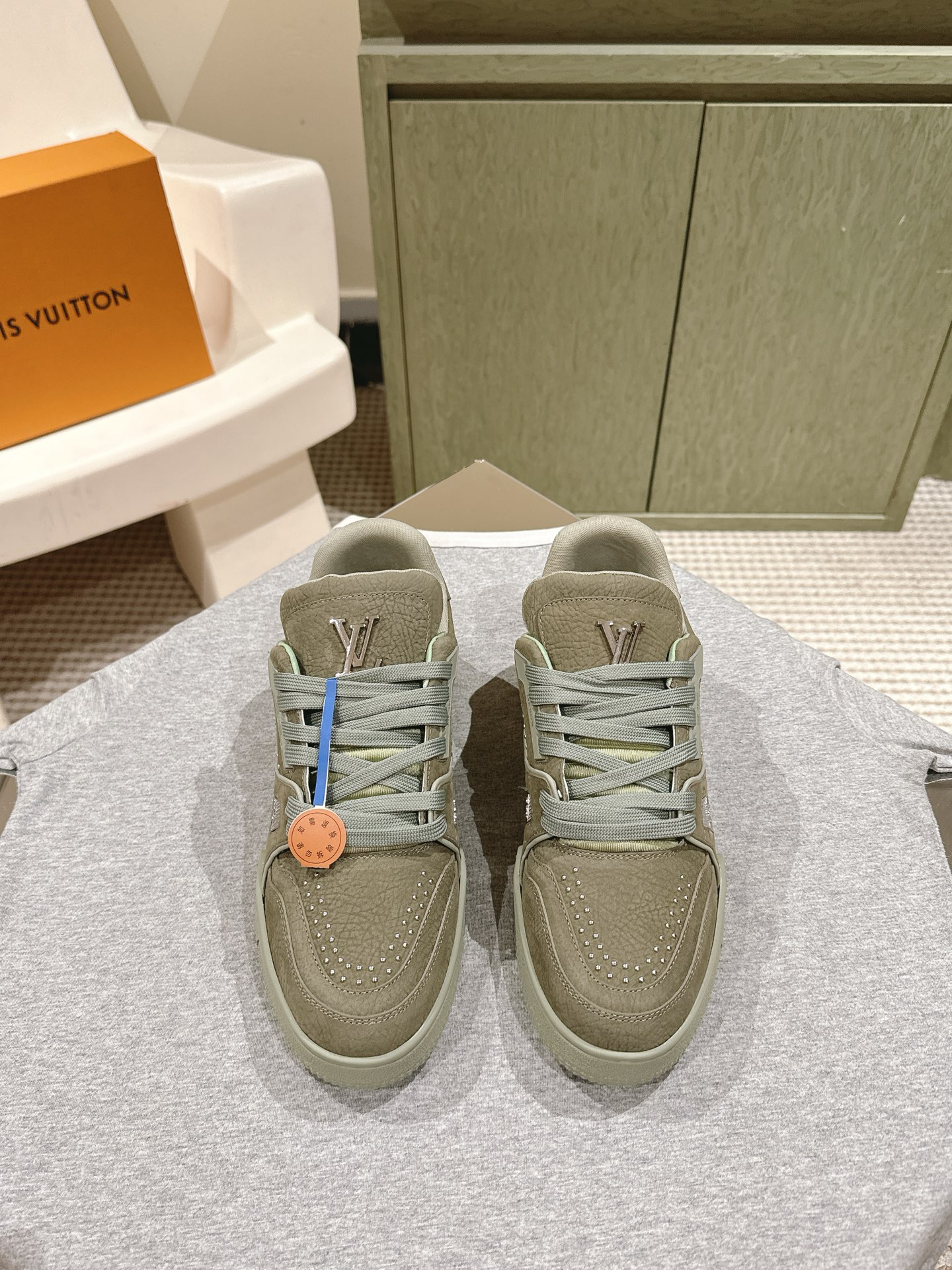 NO:169229,Men's tickets | 5 LV purchasing grade new colors are available in stock!  Classic Donkey Family full series!  LVTrainer PVC sneakers, every style and color matching is great!  Trainer's feet feel really good, full of surprises and silver updates, and Xiaohongshu Internet celebrity couples are starting to show!  The fabric is made of the same material as the original, and the original version compares each detail one by one!  Various leather TPU cloths, super complex splicing, TPU original bottom, purchasing level, not ordinary material!  Number of codes for men 39-45 The delivery counter is synchronized with full packaging!  , casual shoes / sneakers, louis vuitton, louis vuitton, louis vuitton, louis vuitton, sneakers19860909男票| 5  LV代购级新色现货供应！经典驴家全系列！LVTrainer PVC 运动鞋, 每个款式配色都很赞！Trainer的脚感真的非常不错,惊喜满满银色不断更新,小红书网红情侣纷纷开秀！ 面料选用原版完全一样材质做工细节,原版一比一对比每个细节！各种皮面TPU 布 超复杂拼接 TPU原版大底,代购级别,不是普通材质哦！ 码数 男39-45 配送专柜同步全套包装！,休闲鞋/运动鞋,louis vuitton,louis vuitton,louis vuitton,sneakers,Women's Shoes