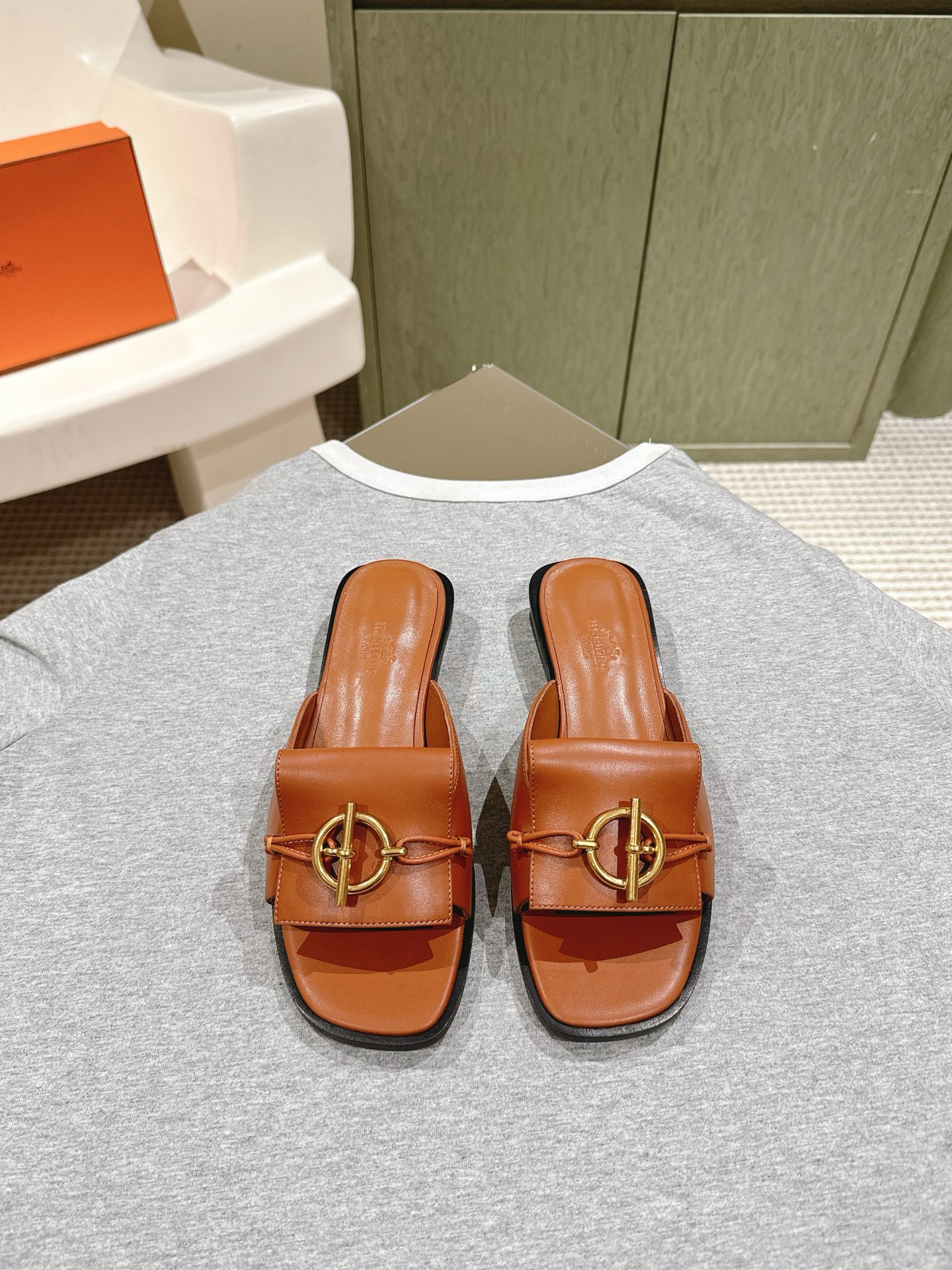 NO:166806,Purchase grade | 5 Hermes new buckle flat slippers, easy to wear, a must-have high-end tool shoes for summer, calfskin upper & custom denim surface, inner foot pad calfskin, imported Italian cowhide sole and cowhide flat/thick heel 5.5cm Size35-39 (40/41 custom made without return or exchange), slippers, hermes, slippers, cowhide19860909代购级 | 5   爱马仕新扣平底拖鞋 好穿百搭,夏日必备高端工具鞋 鞋面小牛皮&定制牛仔布面,内里垫脚小牛皮, 意大利进口牛皮底和牛皮沿条 平底/粗跟5.5cm Size35-39（40/41定做不退换）,拖鞋,hermes,slippers,cowhide,Women's Shoes