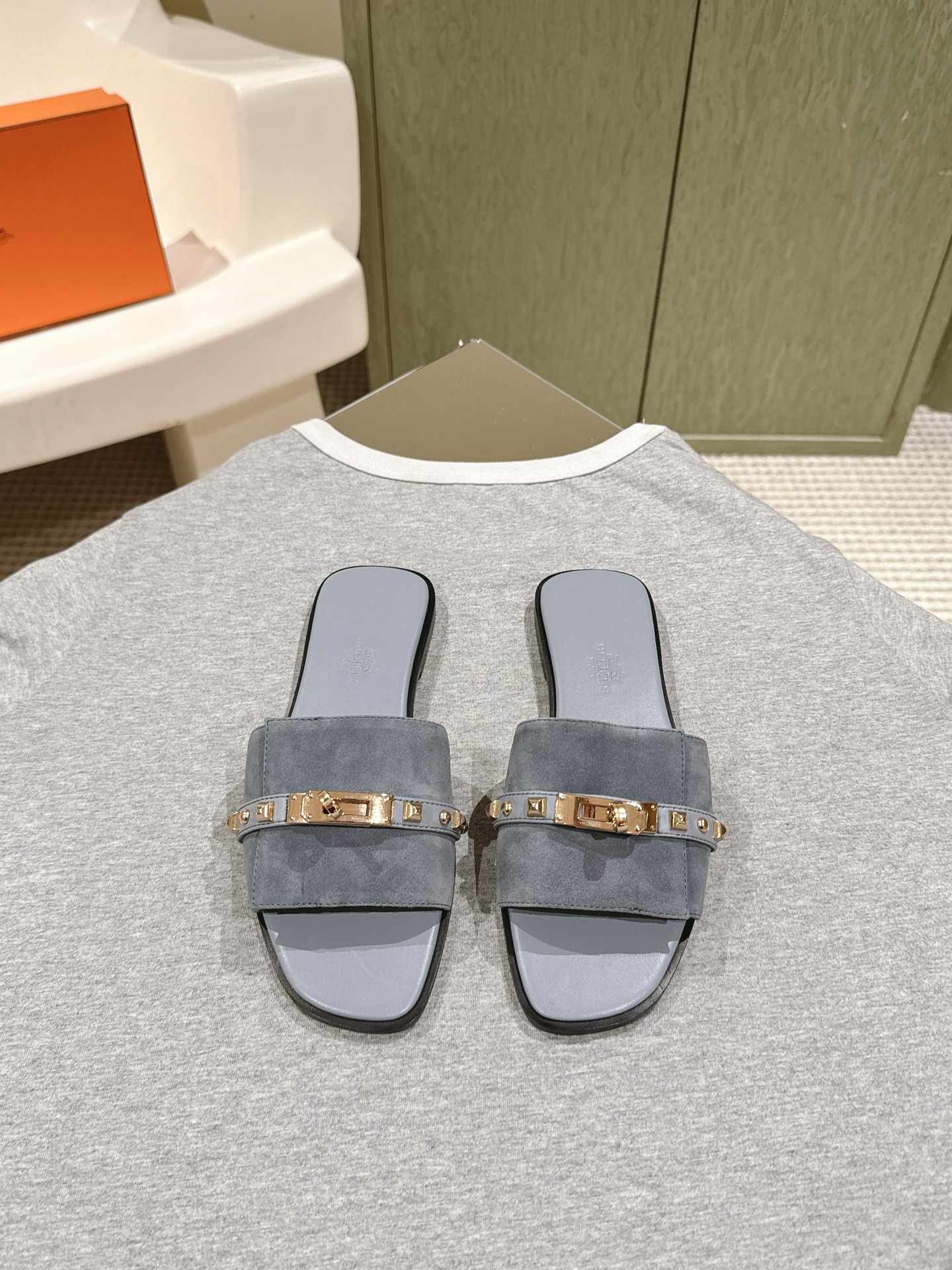 NO:166809,Purchase grade | 5 Hermes new color Kelly button flat slippers It is easy to wear and versatile, must-have high-end tool shoes for summer, calfskin upper & custom denim surface, inner foot pad calfskin, imported Italian cowhide sole and cowhide strip Size35-39 (customized for 40/41, no return or exchange), slippers, hermes, slippers, cowhide19860909代购级 | 5   爱马仕新配色 Kelly扣平底拖鞋 好穿百搭,夏日必备高端工具鞋 鞋面小牛皮&定制牛仔布面,内里垫脚小牛皮, 意大利进口牛皮底和牛皮沿条 Size35-39（40/41定做不退换）,拖鞋,hermes,slippers,cowhide,Women's Shoes