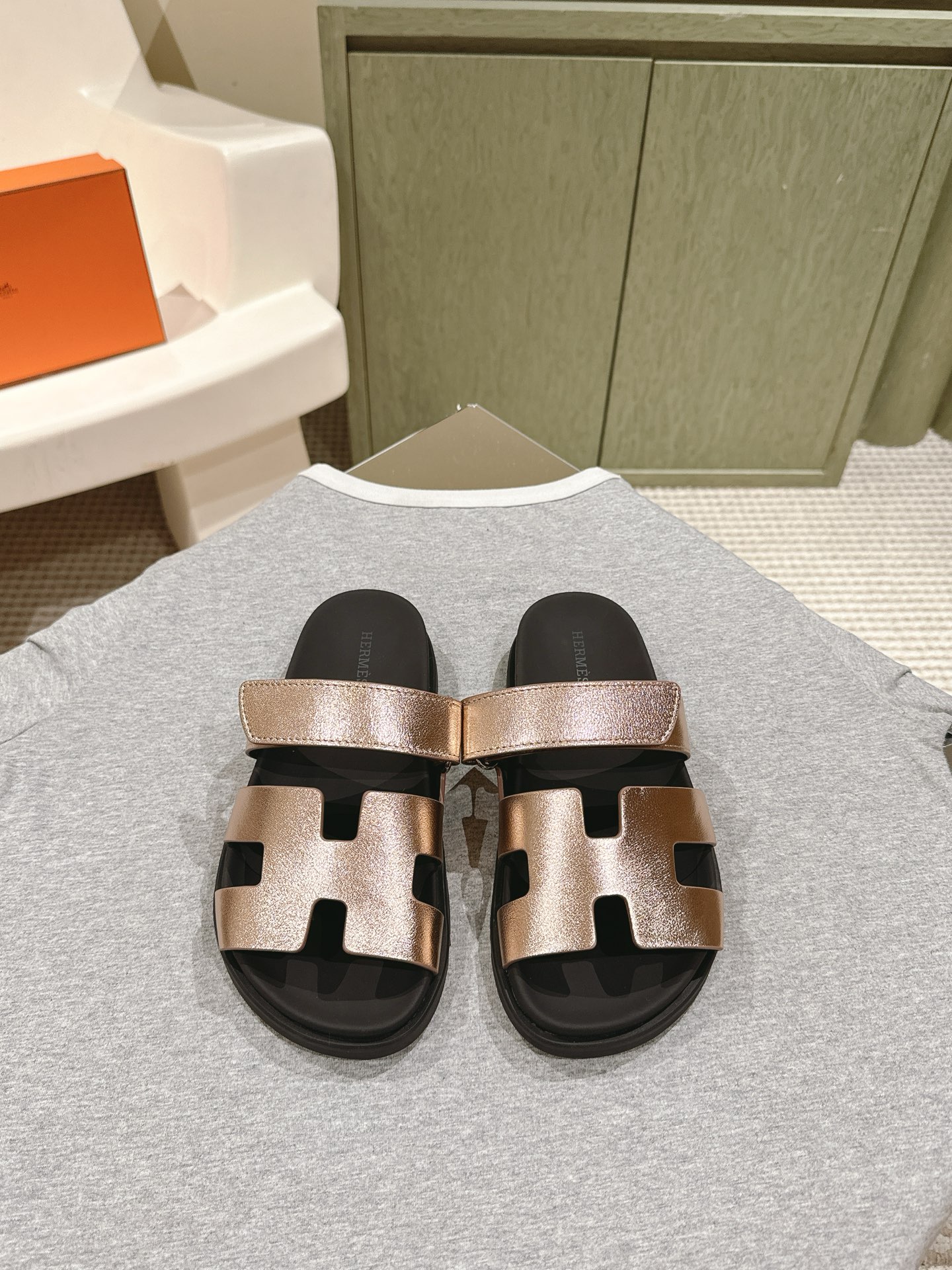 NO:166812,| 5 Hermes oran series H slippers are top-notch. The must-have H tow that is always available every year has added new colors this year. It is so beautiful that it is indescribable that it is a classic must-have. All kinds of styles are used to live in!  ★★★★★★ Imported customized goatskin and goatskin footbed original one-to-one open mold sole, welcome to compare the original Size35-41 original full set of counter packaging, slippers, hermes, slippers, sheepskin, sheep19860909| 5   爱马仕 oran系列H拖鞋顶级上新 每年必备的H拖今年还加了新色,美到无法言喻绝好的穿着舒适感可是经典必备,各种风格搭配都Hold的住！ ★★★★★ 材质进口定制全山羊皮和羊京面羊皮垫脚原版一比一开模大底,欢迎对比原版 Size35-41 原版全套专柜包装,拖鞋,hermes,slippers,sheepskin,sheep,Women's Shoes