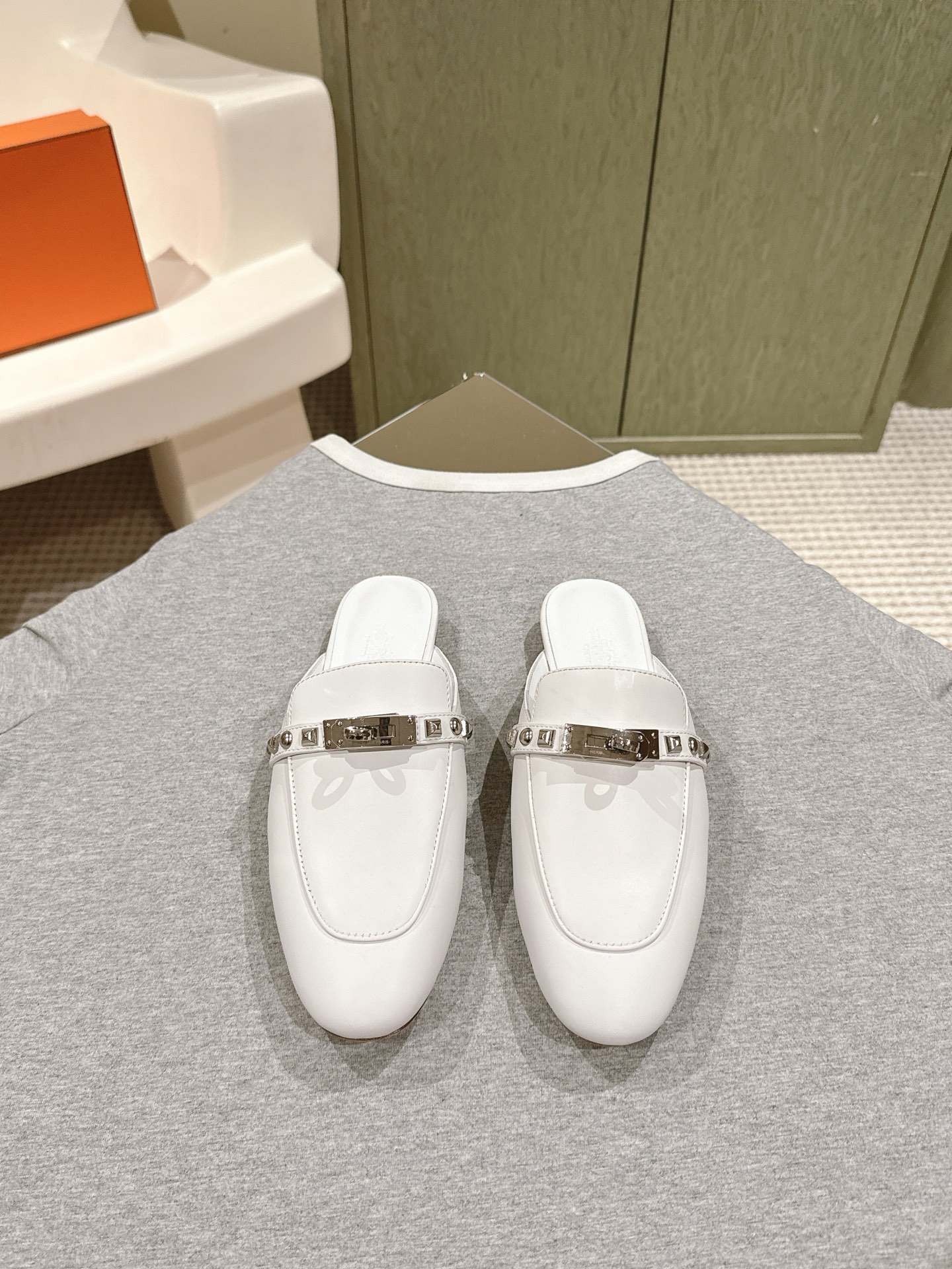 NO:166815,| 5 Hermes herme*ssnew arrival~High-quality quality in Dongguan production!  Full-fetal cowhide Muller drag!  Liuding version!  The first model of the h-h-home round-toe Muller is the one with a stronger wrapping feel on the feet, and it has a more heeled cowhide surface, sheepskin inside, and the soles are made of Italian leather soles in the counter!  size 35-41 The complete set of counters is synchronously packaged!  ,slippers,hermes,hermes,slippers,cowhide,sheepskin19860909| 5 爱马仕herme*ssnew arrival～莞产高定品质！全胎牛皮穆勒拖！柳钉版！ h家圆头造型的穆勒拖 还是第一款,上脚包裹感更强,走路更跟脚牛皮面,内里羊皮,鞋底选用专柜同步意大利真皮底！ size 35-41 全套专柜同步包装！,拖鞋,hermes,hermes,slippers,cowhide,sheepskin,Women's Shoes