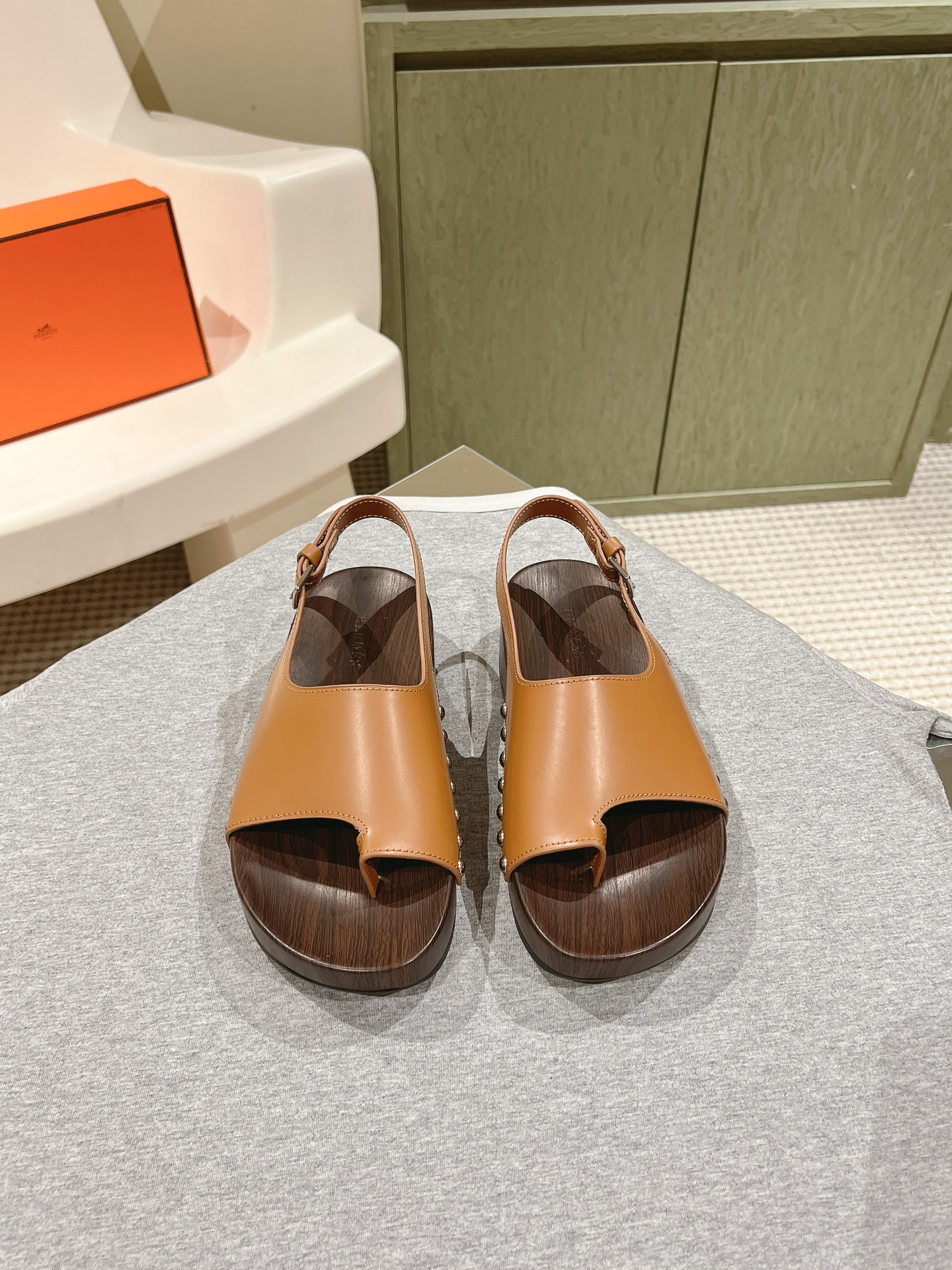 NO:169217,| 5 Hermes oran series top-level new solid wood high-end cowhide version. The most popular slippers every year are so beautiful that they are indescribable to wear. It is a classic must-have, and all kinds of styles can be used to live in it!  ★★★★★★ Imported customized cowhide original one-to-one open mold solid wood sole, welcome to compare the original Size35-42 40 41 42 No return or replacement Original full set of counter packaging, sandals, hermes, sandals, slippers, cowhide19860909| 5   爱马仕 oran系列顶级上新实木高定牛皮版本 每年人气最高的拖鞋美到无法言喻绝好的穿着舒适感可是经典必备,各种风格搭配都Hold的住！ ★★★★★ 材质进口定制牛皮原版一比一开模实木大底,欢迎对比原版 Size35-42 40 41 42不退不换 原版全套专柜包装,凉鞋,hermes,sandals,slippers,cowhide,Women's Shoes