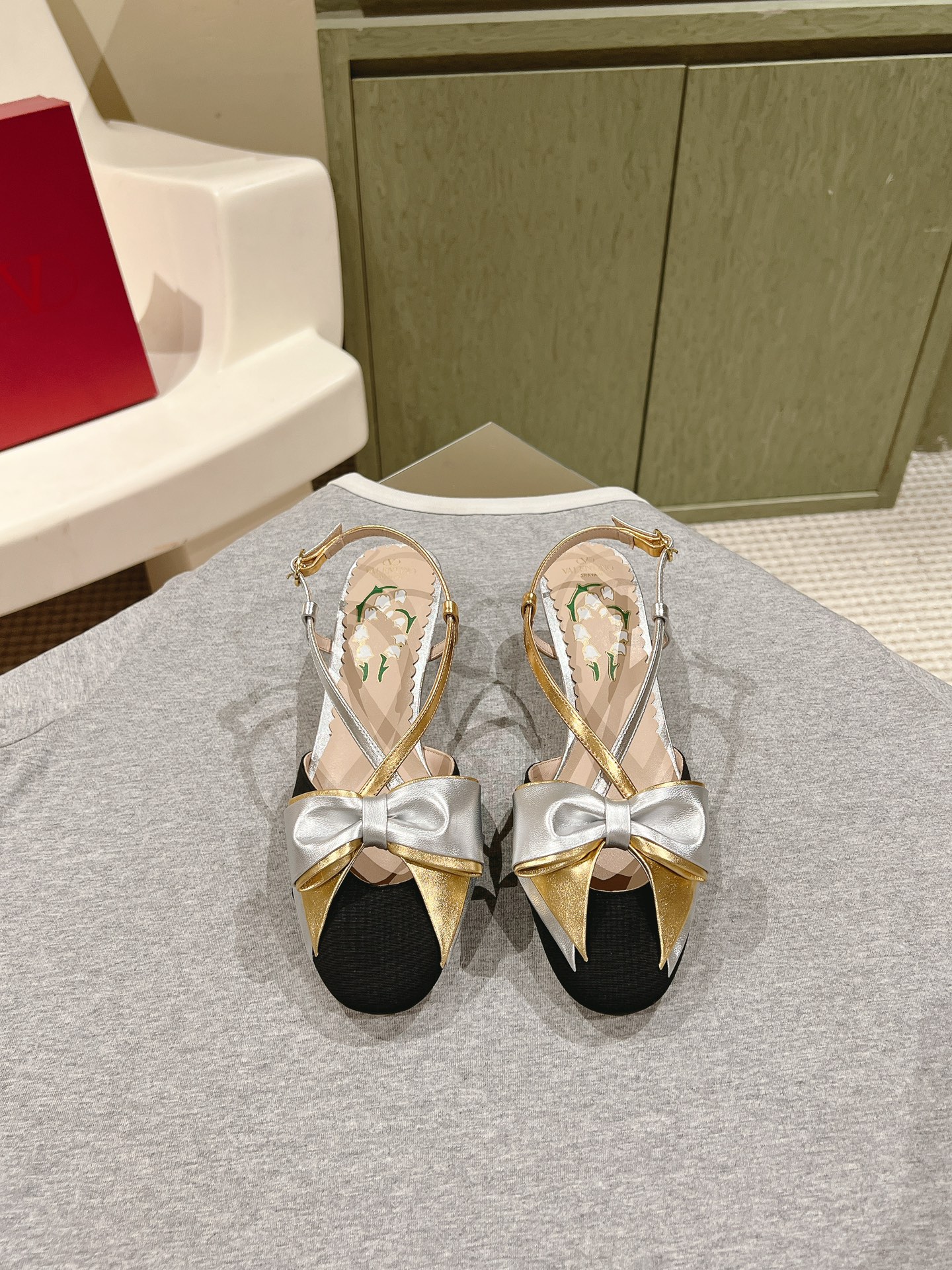 NO:169247,| 5 All-match series in all seasons!  Is your shoe cabinet missing?  Purchase level!  VALENTINO The entire series of Taiwanese-funded factories are produced!  There is no pressure to enter and exit the counter!  ROCKSTUD Valentino rivet patent leather ballet flat shoes ONE STUD retro craft pyramid big willow nail button flat shoes/high heels shoe style smooth, excellent style, comfortable on the feet, heighten, slim, lengthen the legs, imported mirror calfskin/beef patent leather/high density silk material lambskin lining Italian high density leather outsole Size35-39 (customizable on 40/41/42) Heel height 4.5cm/ Full set of counter synchronous gift box packaging, sandals, valentino, valentino, sandals, flats, high heels, cowhide, sheepskin, real silk, Leather soles19860909| 5  四季百搭系列！你的鞋柜缺一双吧？ 代购级别！VALENTINO 整个系列台资工厂出品！进出专柜无压力！ROCKSTUD 华伦天奴铆钉漆皮芭蕾舞平底鞋 ONE STUD复古工艺金字塔大柳钉扣平底鞋/高跟鞋 鞋型线条流畅 版型超赞 上脚舒适.增高.显瘦.拉长腿部线条 进口镜面小牛皮/牛漆皮/高密度真丝材质 小羊皮内里 意大利高密度真皮大底 Size35-39（40/41/42可定制） 跟高4.5cm/ 全套专柜同步礼盒包装,凉鞋,valentino,valentino,sandals,flats,high heels,cowhide,sheepskin,real silk,Leather soles,Women's Shoes