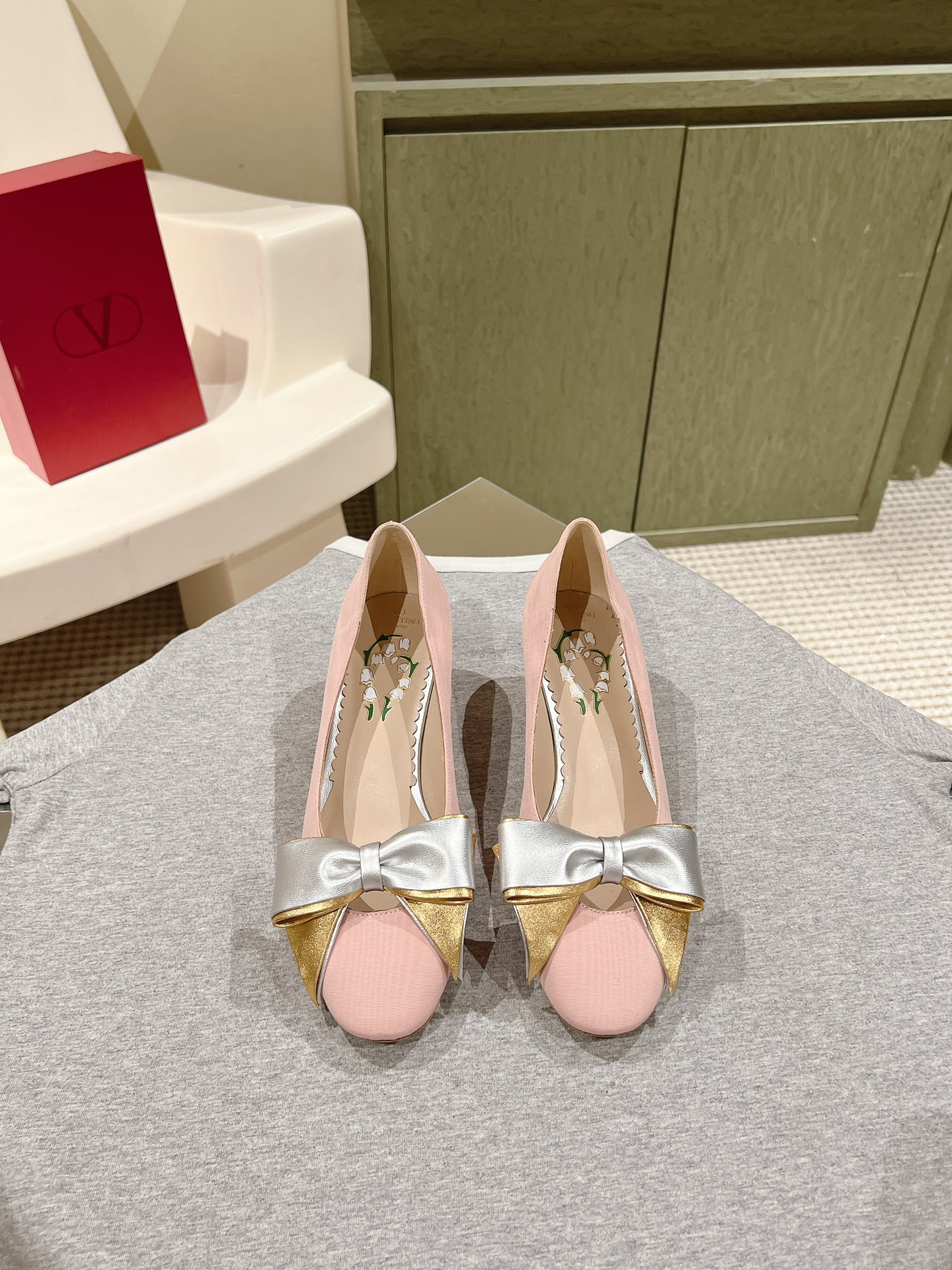 NO:169235,| 5 All-match series in all seasons!  Is your shoe cabinet missing?  Purchase level!  VALENTINO The entire series of Taiwanese-funded factories are produced!  There is no pressure to enter and exit the counter!  ROCKSTUD Valentino rivet patent leather ballet flat shoes ONE STUD retro craft pyramid big willow nail button flat shoes/high heels shoe style smooth, excellent style, comfortable on the feet, heighten, slim, lengthen the legs, imported mirror calfskin/beef patent leather/high density silk material lambskin lining Italian high density leather outsole Size35-39 (customizable on 40/41/42) Heel height 4.5cm/ Full set of counter synchronous gift box packaging, single shoes, valentino, valentino, flats, high heels, cowhide, sheepskin, real silk, Leather soles19860909| 5  四季百搭系列！你的鞋柜缺一双吧？ 代购级别！VALENTINO 整个系列台资工厂出品！进出专柜无压力！ROCKSTUD 华伦天奴铆钉漆皮芭蕾舞平底鞋 ONE STUD复古工艺金字塔大柳钉扣平底鞋/高跟鞋 鞋型线条流畅 版型超赞 上脚舒适.增高.显瘦.拉长腿部线条 进口镜面小牛皮/牛漆皮/高密度真丝材质 小羊皮内里 意大利高密度真皮大底 Size35-39（40/41/42可定制） 跟高4.5cm/ 全套专柜同步礼盒包装,单鞋,valentino,valentino,flats,high heels,cowhide,sheepskin,real silk,Leather soles,Women's Shoes