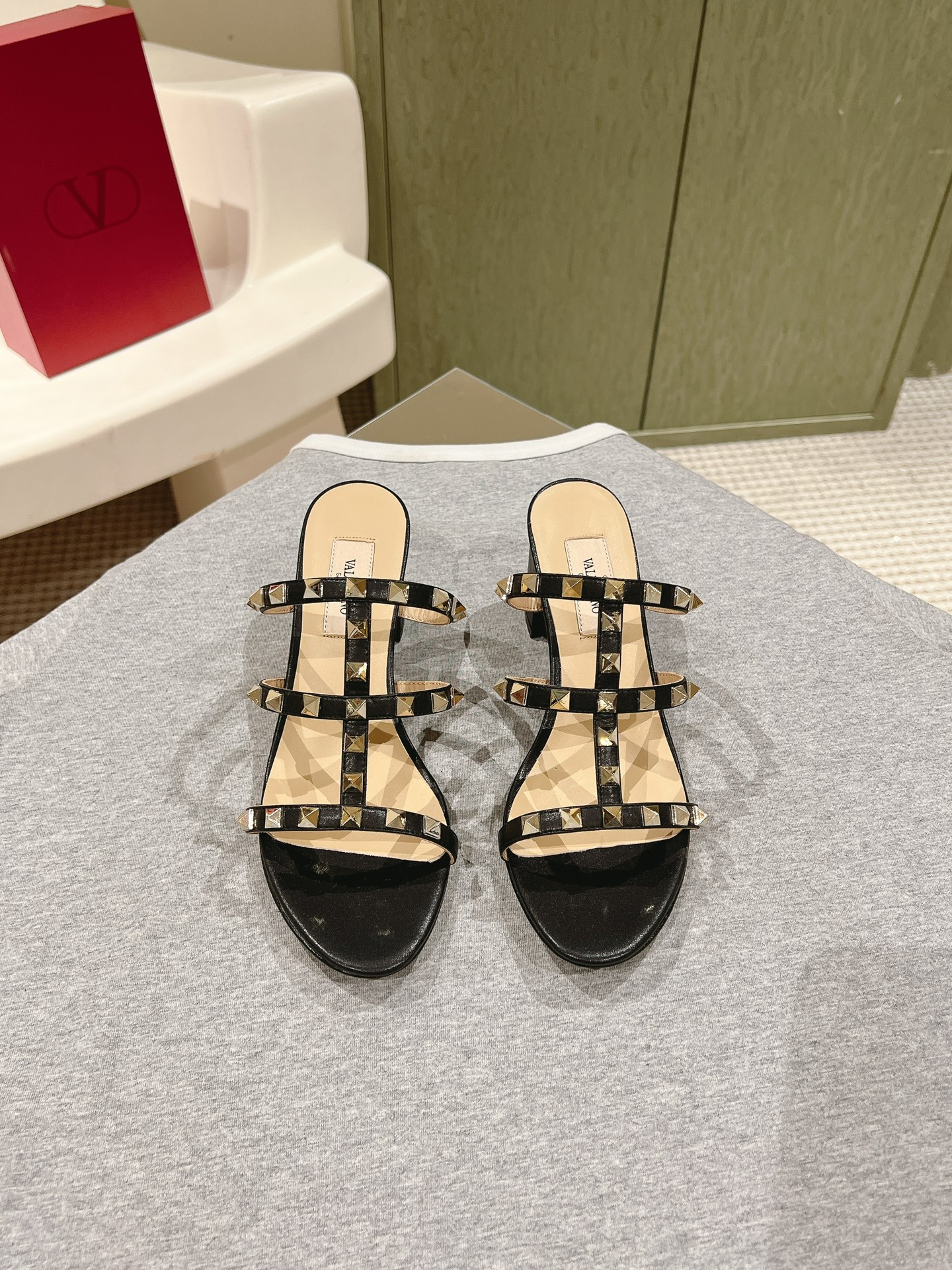 NO:485850,| 5 All-match series in all seasons!  Is your shoe cabinet missing?  Purchase level!  VALENTINO The entire series of Taiwanese-funded factories are produced!  There is no pressure to enter and exit the counter!  ROCKSTUD Valentino rivet patent leather ballet flat shoes ONE STUD retro craft pyramid big willow nail button flat shoes/high heels. The shoe shape is smooth. The style is excellent. Comfortable on the feet. Increase height. Slim. Elongate the leg lines. Imported mirror calfskin/beef patent leather/high density silk material. Lambskin inner lining. Italian high density leather outsole. Size35-39 (34/40/41/42 can be customized) Heel high flat sole/4.5cm/6.5cm/8.5cm. Full set of counter synchronization gift box packaging!  , high heels slippers, valentino, valentino, flats, high heels, slippers, cowhide, sheepskin, real silk, Leather soles19860909| 5  四季百搭系列！你的鞋柜缺一双吧？ 代购级别！VALENTINO 整个系列台资工厂出品！进出专柜无压力！ROCKSTUD 华伦天奴铆钉漆皮芭蕾舞平底鞋 ONE STUD复古工艺金字塔大柳钉扣平底鞋/高跟鞋 鞋型线条流畅 版型超赞 上脚舒适.增高.显瘦.拉长腿部线条 进口镜面小牛皮/牛漆皮/高密度真丝材质 小羊皮内里 意大利高密度真皮大底 Size35-39（34/40/41/42可定制） 跟高平底/4.5cm/6.5cm/8.5cm 全套专柜同步礼盒包装！,高跟鞋拖鞋,valentino,valentino,flats,high heels,slippers,cowhide,sheepskin,real silk,Leather soles,Women's Shoes