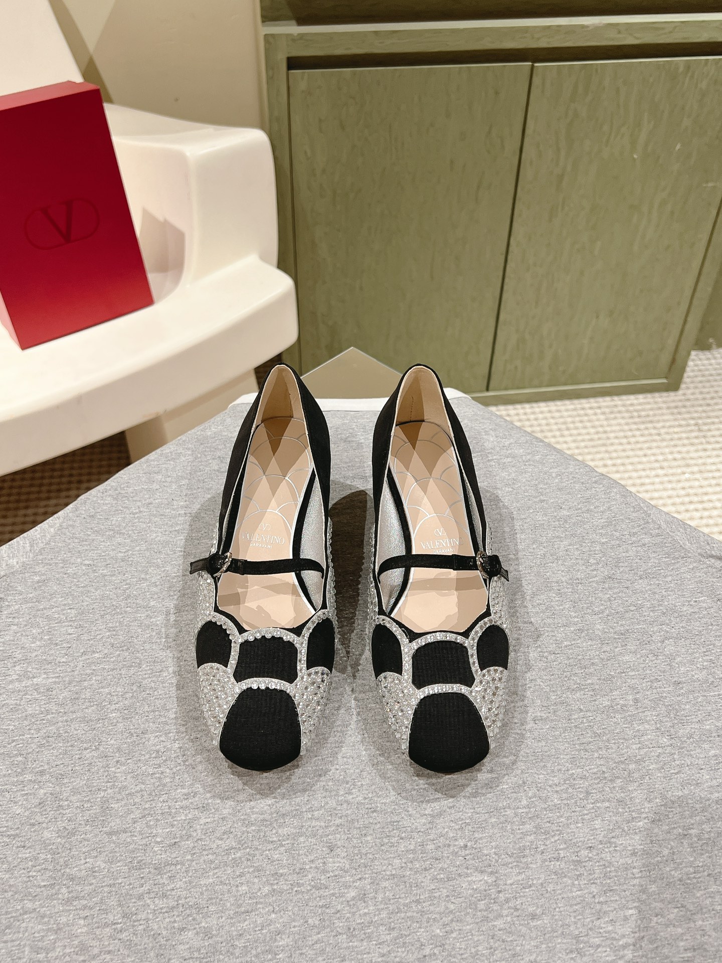 NO:169241,Hot diamonds | 5 All-match series in all seasons!  Is your shoe cabinet missing?  Purchase level!  VALENTINO The entire series of Taiwanese-funded factories are produced!  There is no pressure to enter and exit the counter!  ROCKSTUD Valentino rivet patent leather ballet flat shoes ONE STUD retro craft pyramid big willow nail button flat shoes/high heels shoe style smooth, excellent style, comfortable on the feet, heighten, slim, lengthen the legs, imported mirror calfskin/beef patent leather/high density silk material lambskin lining Italian high density leather outsole Size35-39 (customizable on 40/41/42) Heel height 4.5cm/ Full set of counter synchronous gift box packaging, single shoes, valentino, valentino, flats, high heels, cowhide, sheepskin, real silk, Leather soles19860909烫钻 | 5  四季百搭系列！你的鞋柜缺一双吧？ 代购级别！VALENTINO 整个系列台资工厂出品！进出专柜无压力！ROCKSTUD 华伦天奴铆钉漆皮芭蕾舞平底鞋 ONE STUD复古工艺金字塔大柳钉扣平底鞋/高跟鞋 鞋型线条流畅 版型超赞 上脚舒适.增高.显瘦.拉长腿部线条 进口镜面小牛皮/牛漆皮/高密度真丝材质 小羊皮内里 意大利高密度真皮大底 Size35-39（40/41/42可定制） 跟高4.5cm/ 全套专柜同步礼盒包装,单鞋,valentino,valentino,flats,high heels,cowhide,sheepskin,real silk,Leather soles,Women's Shoes