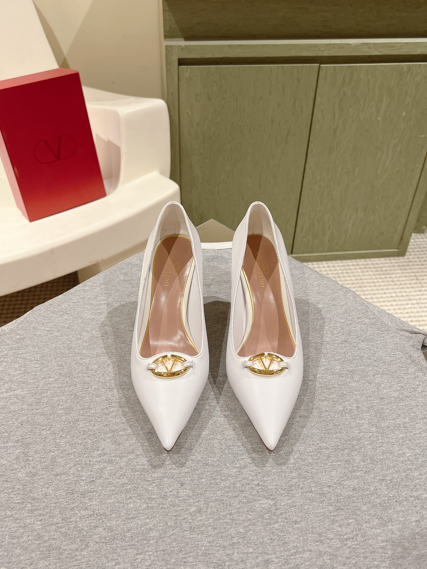 NO:475610,| 5 All-match series in all seasons!  Is your shoe cabinet missing?  Purchase level!  VALENTINO The entire series of Taiwanese-funded factories are produced!  There is no pressure to enter and exit the counter!  ROCKSTUD Valentino rivet patent leather ballet flat shoes ONE STUD retro craft pyramid big willow nail button flat shoes/high heels shoe style smooth, excellent style, comfortable on the feet, heightened, slim, lengthen the legs, imported mirror calfskin/beef patent leather/high density silk material lambskin lining Italian high density leather outsole Size35-39 (34/40/41/42 can be customized) Heel high flats/4.5cm/6.5cm/8.5cm Full set of counter synchronous gift box packaging, slippers, sandals, valentino, valentino, sandals, flats, high heels, slippers, cowhide, sheepskin, real silk, Leather soles19860909| 5  四季百搭系列！你的鞋柜缺一双吧？ 代购级别！VALENTINO 整个系列台资工厂出品！进出专柜无压力！ROCKSTUD 华伦天奴铆钉漆皮芭蕾舞平底鞋 ONE STUD复古工艺金字塔大柳钉扣平底鞋/高跟鞋 鞋型线条流畅 版型超赞 上脚舒适.增高.显瘦.拉长腿部线条 进口镜面小牛皮/牛漆皮/高密度真丝材质 小羊皮内里 意大利高密度真皮大底 Size35-39（34/40/41/42可定制） 跟高平底/4.5cm/6.5cm/8.5cm 全套专柜同步礼盒包装,拖鞋凉鞋,valentino,valentino,sandals,flats,high heels,slippers,cowhide,sheepskin,real silk,Leather soles,Women's Shoes