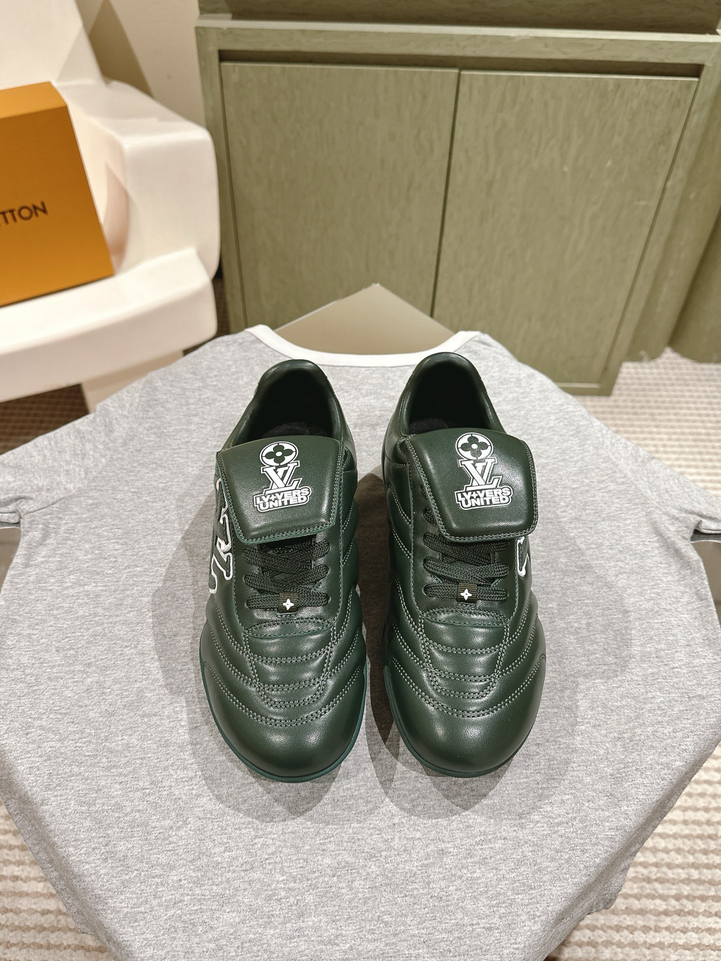 NO:164500,Couple style | 5 Louis Vuitton Sports Shoes Football Shoes Casual Running Shoes!  Original purchase and development, making LV Discovery lace-up shoes appeared at Louis Vuitton, using technology mesh fabric and metal texture synthetic material to create a streamlined design. Brand elements embellish the upper and light rubber outsoles, paired with technology shoelaces. Fabric: original imported cowhide   technology diamond face, original custom breathable mesh, original sole, ultra-light rubber foam material, bottom thickness 4cm Size: 35-45 Couple model, full set of counter synchronous gift box packaging!  , casual shoes / sneakers, louis vuitton, louis vuitton, sneakers, cowhide19860909情侣款 | 5   路易威登 运动鞋 足球鞋 休闲 跑鞋！原版购入开发 做货 LV Discovery 系带鞋亮相路易威登 以科技网格面料和金属质感合成材质塑造流线型设计 品牌元素点缀鞋面和轻质橡胶外底,搭配科技鞋带. 面料:原版进口牛皮 科技菱格面 内里原版定制透气网里 鞋底原版开模超轻橡胶发泡材质 底厚4cm Size:35-45 情侣款 全套专柜同步礼盒包装！,休闲鞋/运动鞋,louis vuitton,louis vuitton,sneakers,cowhide,Women's Shoes