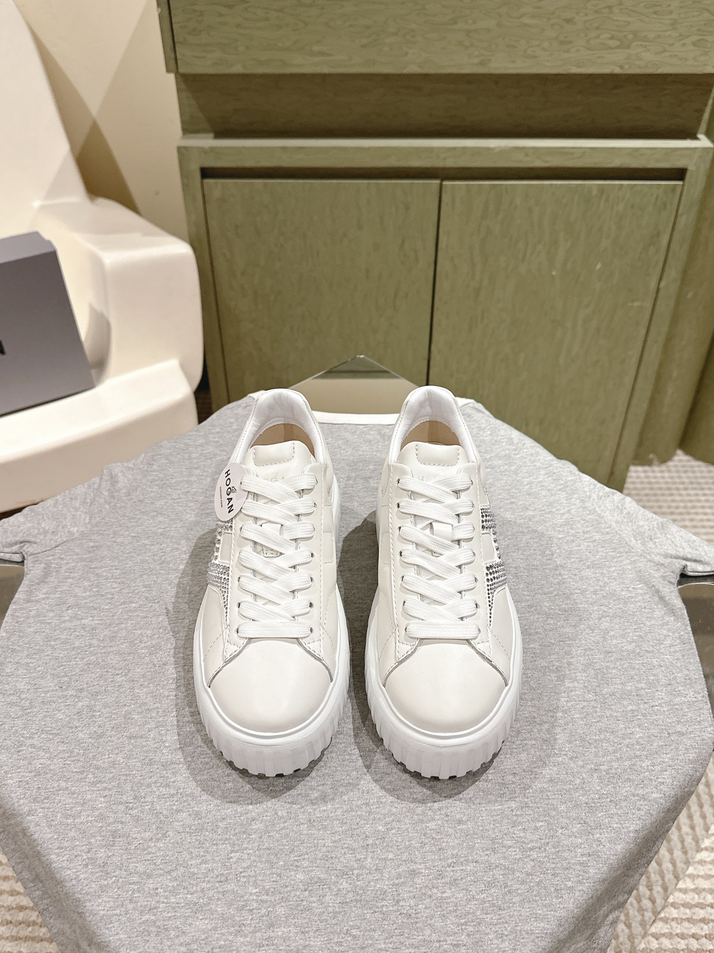 NO:485873,Men's 10 Couple Cookies Shoes | 5 Purchase Level!   Series sneakers This H641 series women's sneakers combine personal design and retro elements. The light sole follows the 261 series style, adding circle details and H-shaped raised patterns, and has excellent grip performance. The upper is a suede leather sports fabric, with H letters on the sides, and the memory foam insoles are cushioned and comfortable. I have to say that this pair of HOGAN yacht shoes has a bold color scheme that deeply attracts my eyes. The side embellishes the gradient color H letters to highlight the three-dimensionality of the shoes, and the shoes are soft and comfortable when they are on. There is also a 5CM height-raising and lifting leg lines that make you become long legs in seconds, and the details are full of details. The treasure shoes that are so beautiful that anyone wears and looks good. Hogan H641 series women's sneakers suede leather upper  Seamless sports fabric, side H letter heel Hogan letter decoration, memory foam insole rubber sole Size women's size 35-40 men 39-45 full set of counter synchronous gift box packaging!  , casual shoes/sports shoes, sneakers19860909男10 情侣饼干鞋 | 5 代购级！  系列运动鞋 本款H641系列女士运动鞋兼具个性设计和复古元素,轻便鞋底沿袭261系列款式,增添了圈线细节和H形凸起图案,抓地性能优越.鞋面为绒面皮革拼运动面料,侧边饰以H字母,记忆泡沫鞋垫缓震舒适,不得不说,这双HOGAN游艇鞋了,大胆的配色深深的吸引我的眼球.,侧边点缀渐变色H字母凸显出鞋子立体感,鞋子踩上去软绵绵的很舒服.还有5CM增高拉升腿部线条让你秒变大长腿,细节感满满真是谁穿谁好看的宝藏鞋卖卖卖.Hogan H641系列女士运动鞋绒面皮革鞋面 拼缝运动面料,侧边H字母后跟Hogan字母装饰,记忆泡沫鞋垫橡胶鞋底 Size女码35-40 男39-45 全套专柜同步礼盒包装！,休闲鞋/运动鞋,sneakers,Women's Shoes