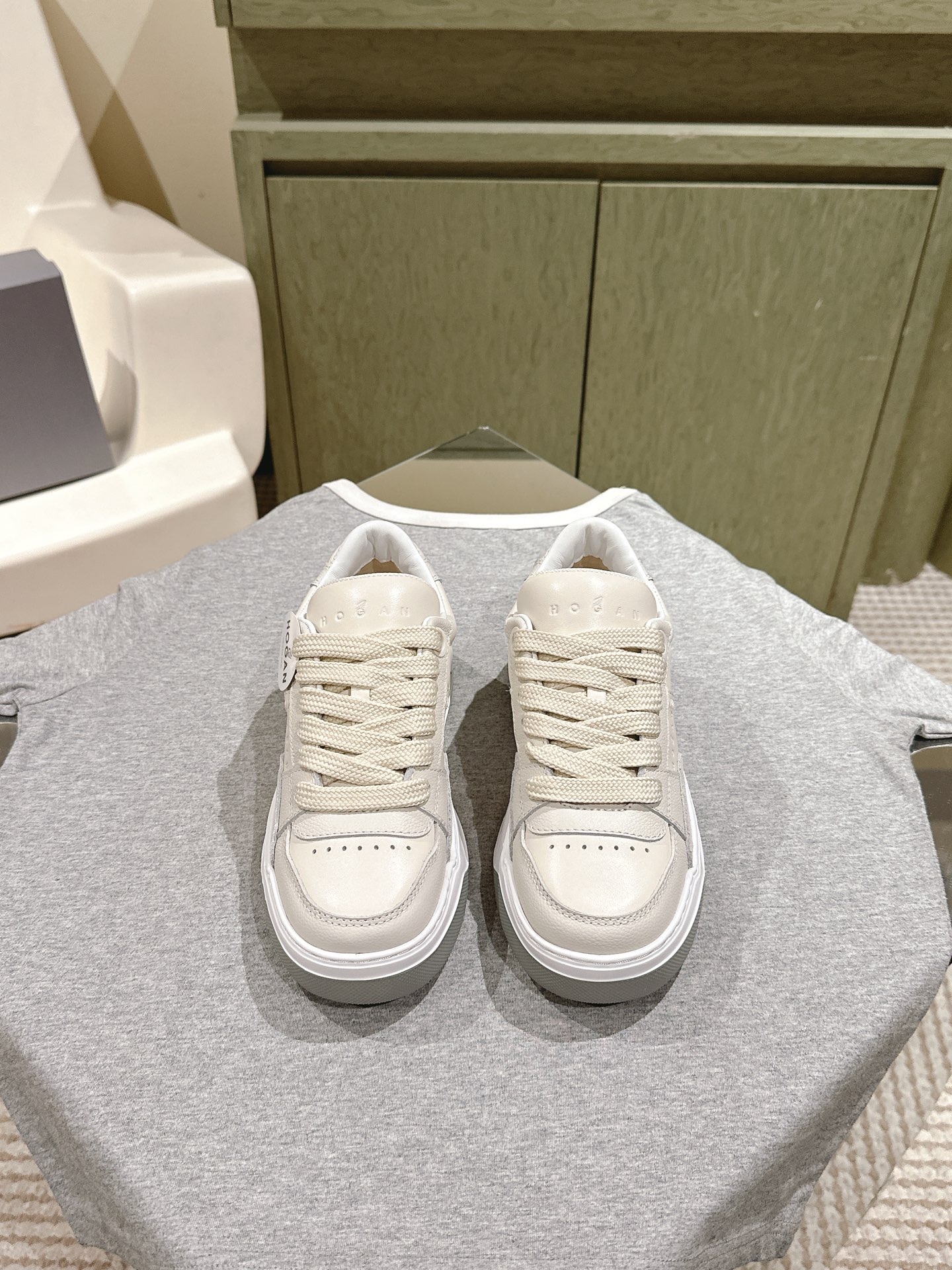 NO:164498,Men's 10 Couple Cookies Shoes | 5 Purchase Level!   Series sneakers This H641 series women's sneakers combine personal design and retro elements. The light sole follows the 261 series style, adding circle details and H-shaped raised patterns, and has excellent grip performance. The upper is a suede leather sports fabric, with H letters on the sides, and the memory foam insoles are cushioned and comfortable. I have to say that this pair of HOGAN yacht shoes has a bold color scheme that deeply attracts my eyes. The side embellishes the gradient color H letters to highlight the three-dimensionality of the shoes, and the shoes are soft and comfortable when they are on. There is also a 5CM height-raising and lifting leg lines that make you become long legs in seconds, and the details are full of details. The treasure shoes that are so beautiful that anyone wears and looks good. Hogan H641 series women's sneakers suede leather upper  Seamless sports fabric, side H letter heel Hogan letter decoration, memory foam insole rubber sole Size women's size 35-40 men 39-45 full set of counter synchronous gift box packaging!  , casual shoes/sports shoes, sneakers19860909男10 情侣饼干鞋 | 5 代购级！  系列运动鞋 本款H641系列女士运动鞋兼具个性设计和复古元素,轻便鞋底沿袭261系列款式,增添了圈线细节和H形凸起图案,抓地性能优越.鞋面为绒面皮革拼运动面料,侧边饰以H字母,记忆泡沫鞋垫缓震舒适,不得不说,这双HOGAN游艇鞋了,大胆的配色深深的吸引我的眼球.,侧边点缀渐变色H字母凸显出鞋子立体感,鞋子踩上去软绵绵的很舒服.还有5CM增高拉升腿部线条让你秒变大长腿,细节感满满真是谁穿谁好看的宝藏鞋卖卖卖.Hogan H641系列女士运动鞋绒面皮革鞋面 拼缝运动面料,侧边H字母后跟Hogan字母装饰,记忆泡沫鞋垫橡胶鞋底 Size女码35-40 男39-45 全套专柜同步礼盒包装！,休闲鞋/运动鞋,sneakers,Women's Shoes