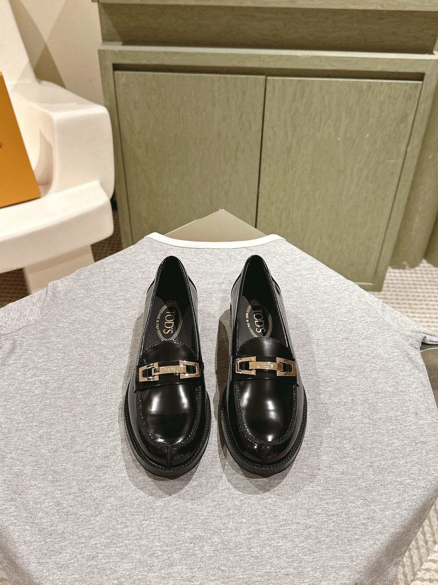 NO:165492,25 New thick-soled loafers are available ★★★★★★ The new neutral style loafers in the counter, with thick soles of the sponge cake stretching long legs, heightening and fashionable, matched with exquisite buckles, slightly cold and industrial style full of high-end feeling. The upper is original custom cowhide surface. Inner: Inner footbed midsole original custom calfskin, large sole original mold opening sole Shoe size: 35-39 Delivery luxury latest counter full package, loafers, loafers, cowhide1986090925 新款厚底乐福鞋上新 ★★★★★ 专柜新款中性风乐福鞋,松糕厚底拉长大长腿,增高又时髦,搭配精致饰扣,微微性冷淡工业风高级感满满 鞋面原版定制牛皮面  内里: 内里垫脚中底原版定制小牛皮 大底原版开模大底 鞋码: 35-39 配送豪华最新专柜全套包装,乐福鞋,loafers,cowhide,Women's Shoes