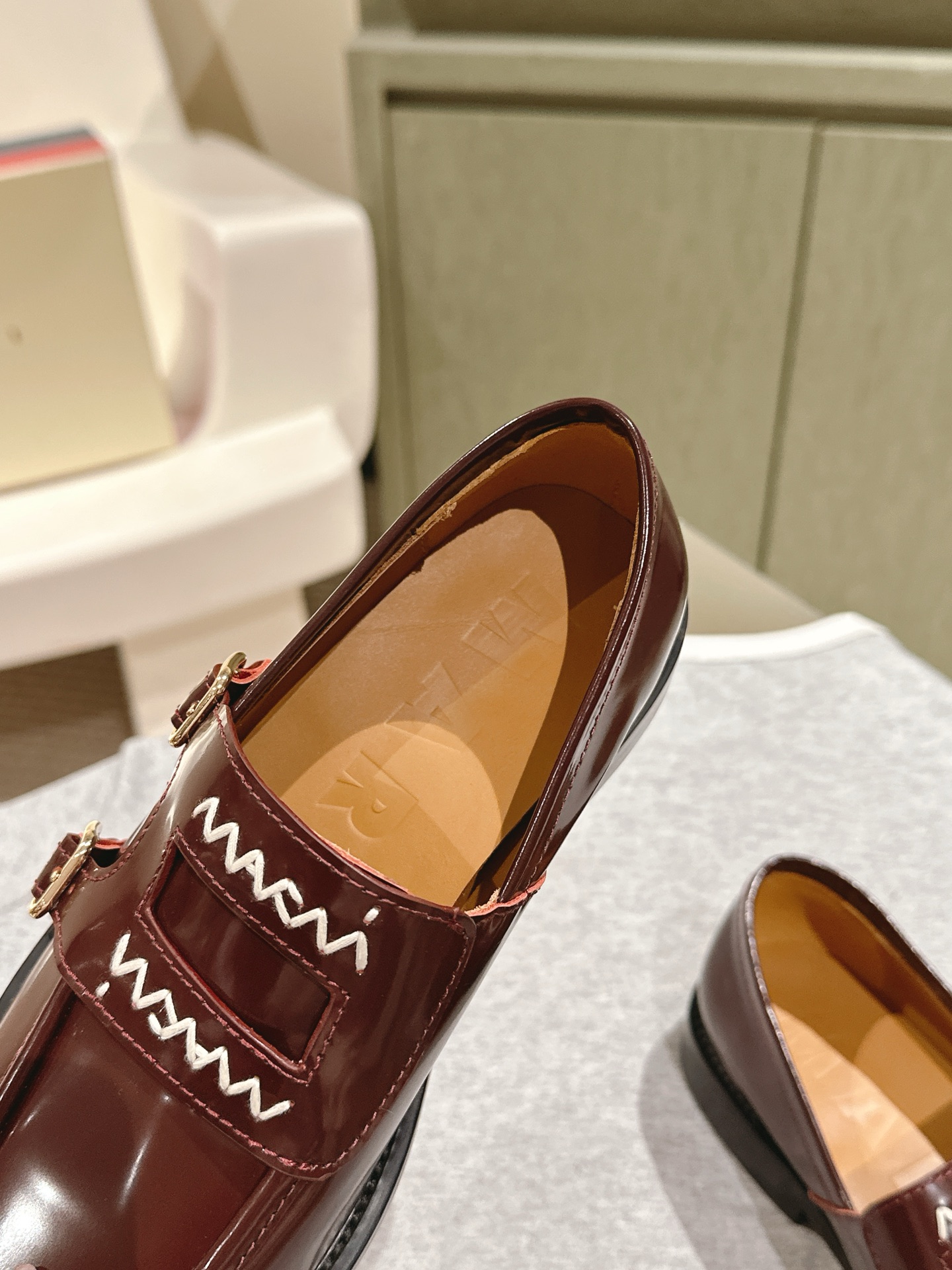 “British Wind Design: Marni’s 2025 Synchronous Box Packs Collection in French Hurry Shoot” - 图片 3