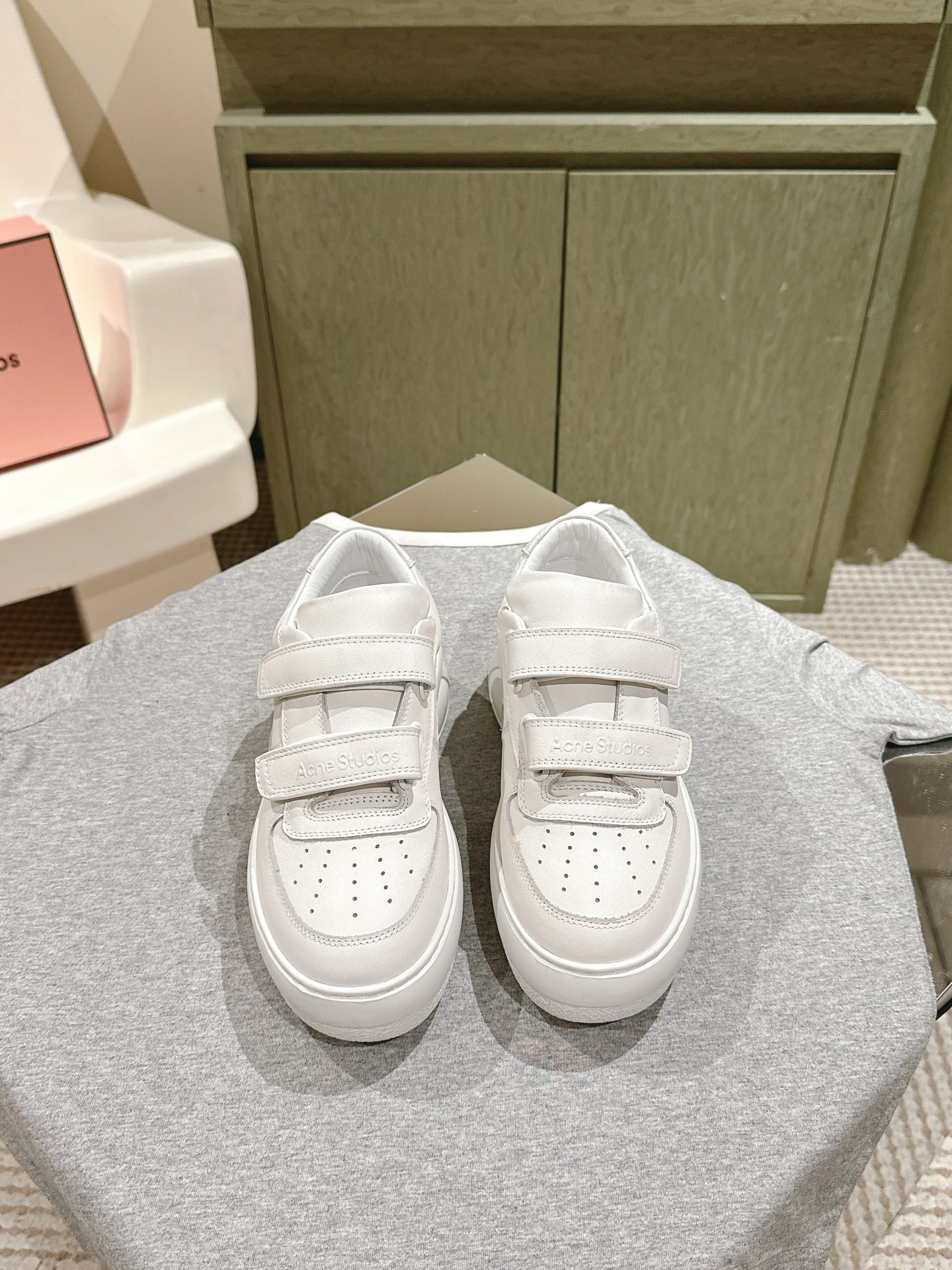 NO:164493,| 5 ACNE niche brand thick-soled little white casual shoes new product upper Velcro design, the footing effect is very comfortable and enhancing!  All-match quality in all seasons!  ~ Imported cowhide material of upper!  Cowhide inner lining original one-to-one opening mold tpu big bottom, code number 35-40 40 41 customized, full set of counter synchronous gift box packaging!  , casual shoes/sports shoes, acne studios, sneakers, cowhide19860909| 5  ACNE小众品牌厚底小白休闲鞋新品鞋面魔术贴设计,上脚效果非常舒服增高！四季百搭精品！~ 鞋面进口牛皮材质！ 牛皮内里 原版一比一开模tpu大底 码数35-40 40 41定制 全套专柜同步礼盒包装！,休闲鞋/运动鞋,acne studios,sneakers,cowhide,Women's Shoes