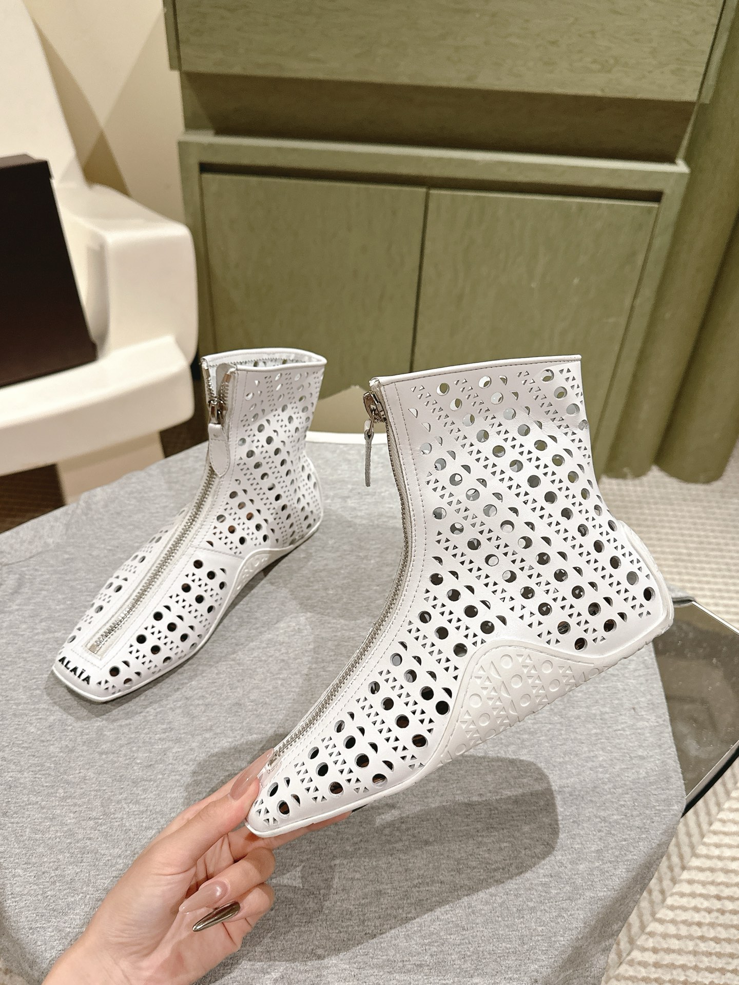 “Black Drilled Leather Ballet Shoes with Bling Water Drills | 2025 SS Alaia Web Series” - 图片 1