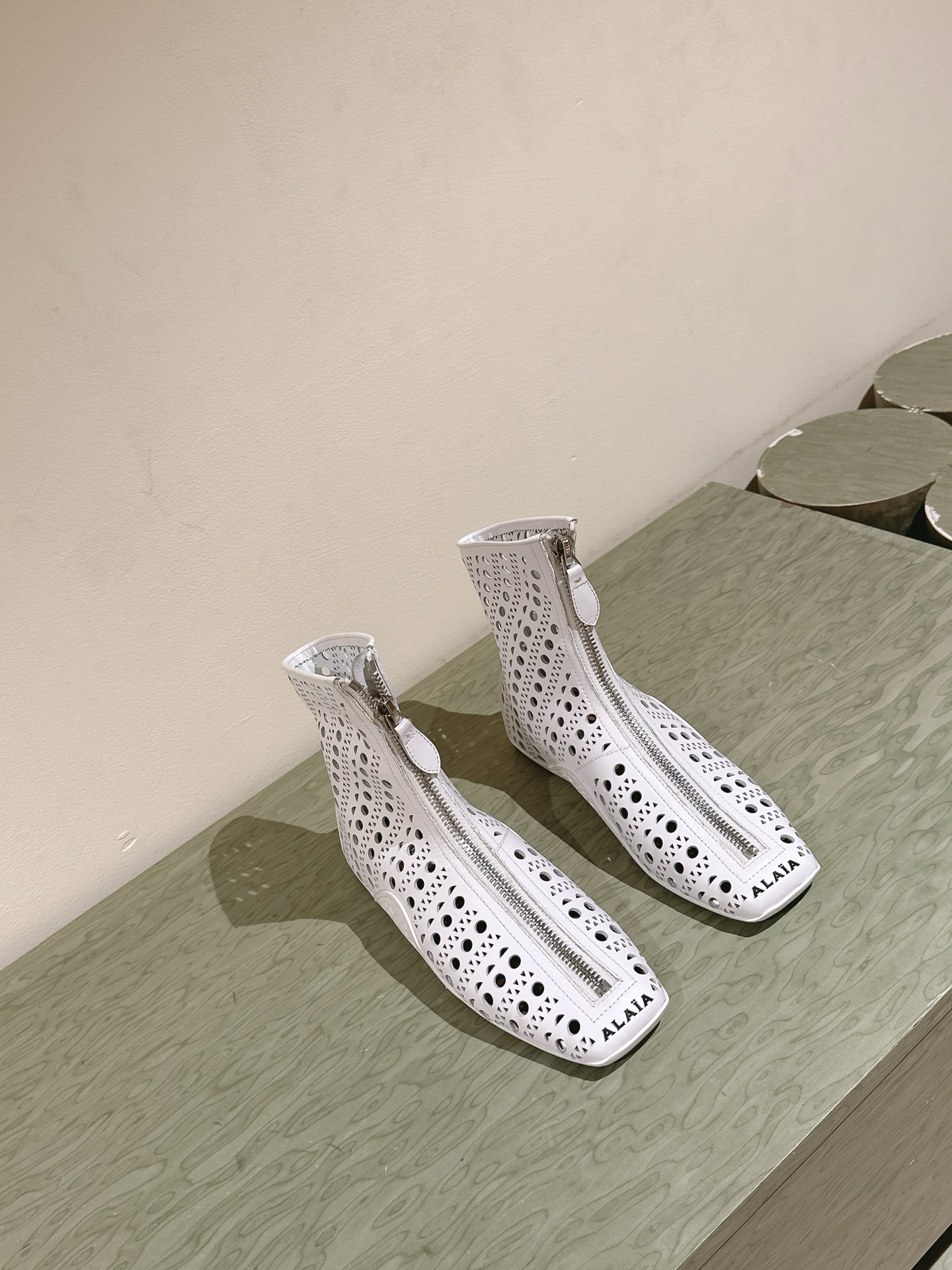 “Black Drilled Leather Ballet Shoes with Bling Water Drills | 2025 SS Alaia Web Series” - 图片 6