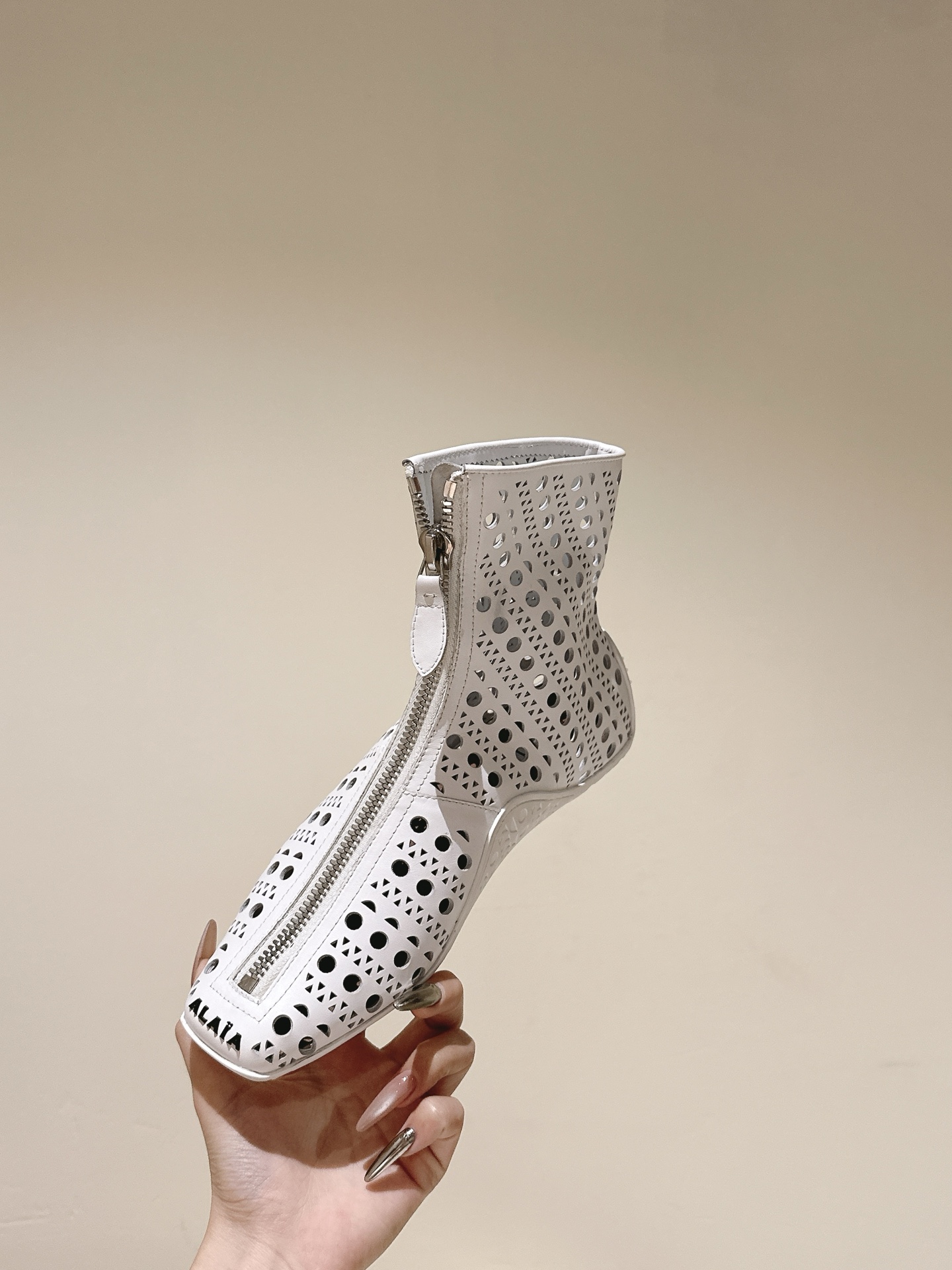 “Black Drilled Leather Ballet Shoes with Bling Water Drills | 2025 SS Alaia Web Series” - 图片 8